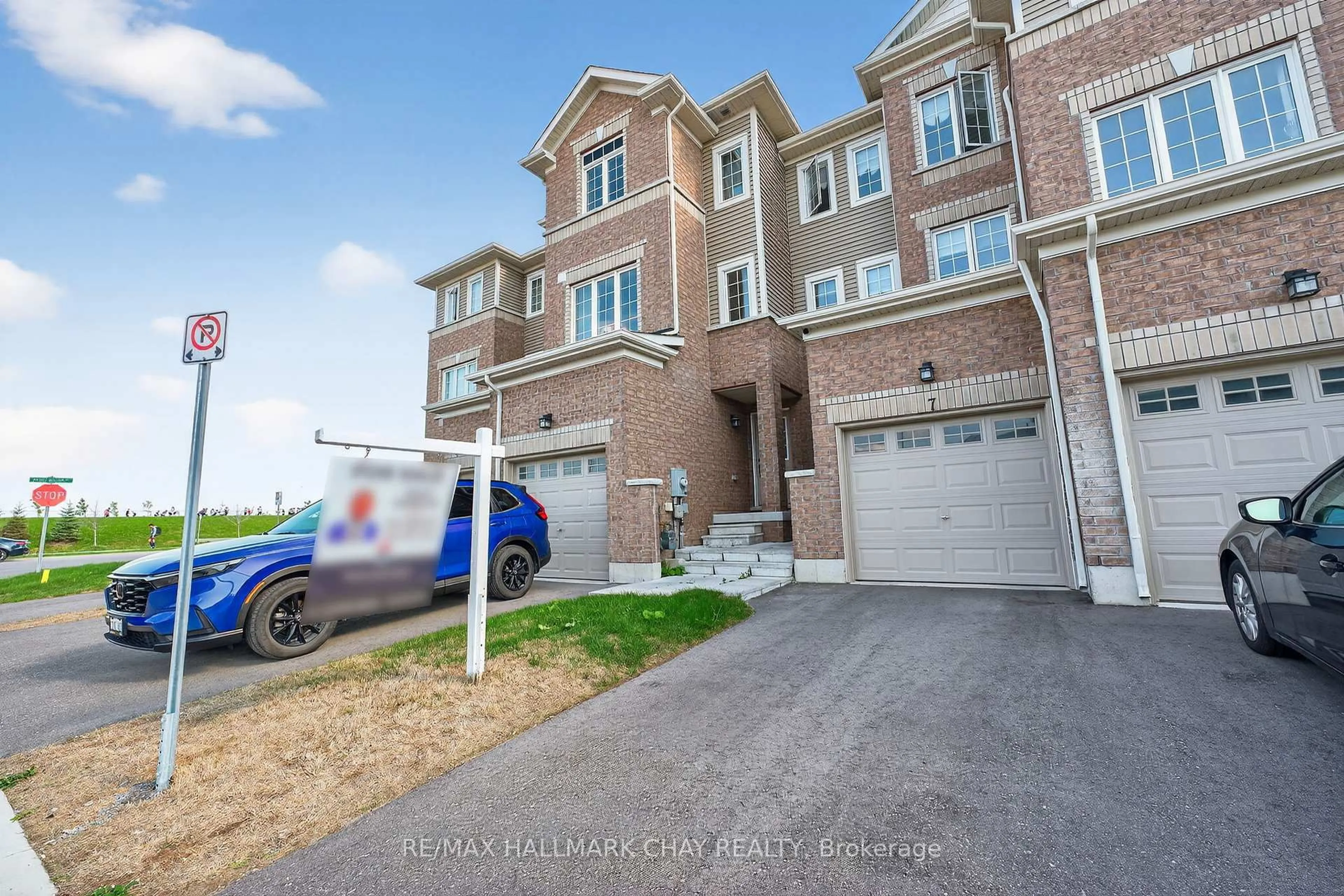A pic from outside/outdoor area/front of a property/back of a property/a pic from drone, unknown for 7 Tobias Lane, Barrie Ontario L9J 0T8