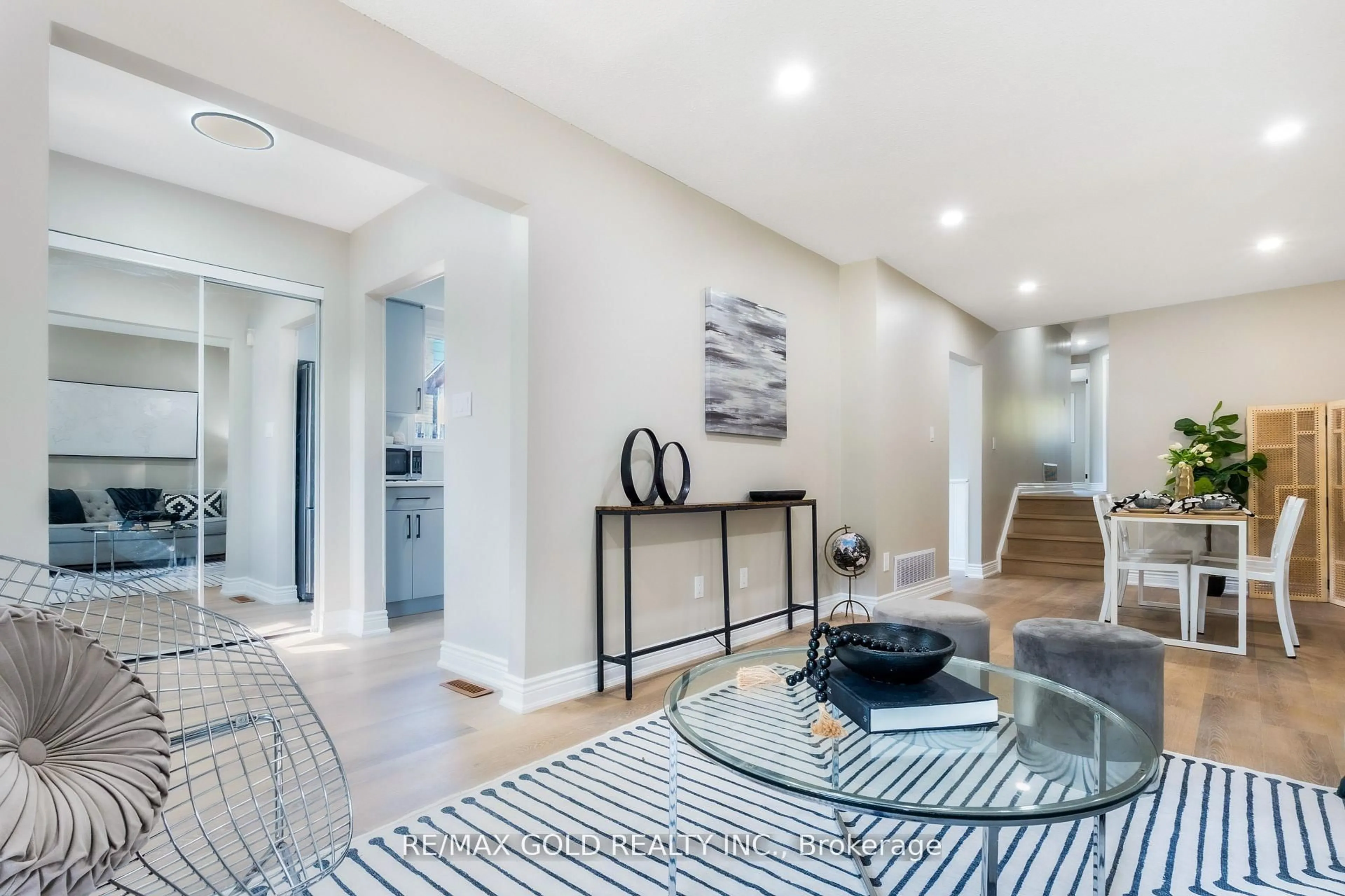 Indoor entryway for 27 Sylvia St, Barrie Ontario L4M 5J2