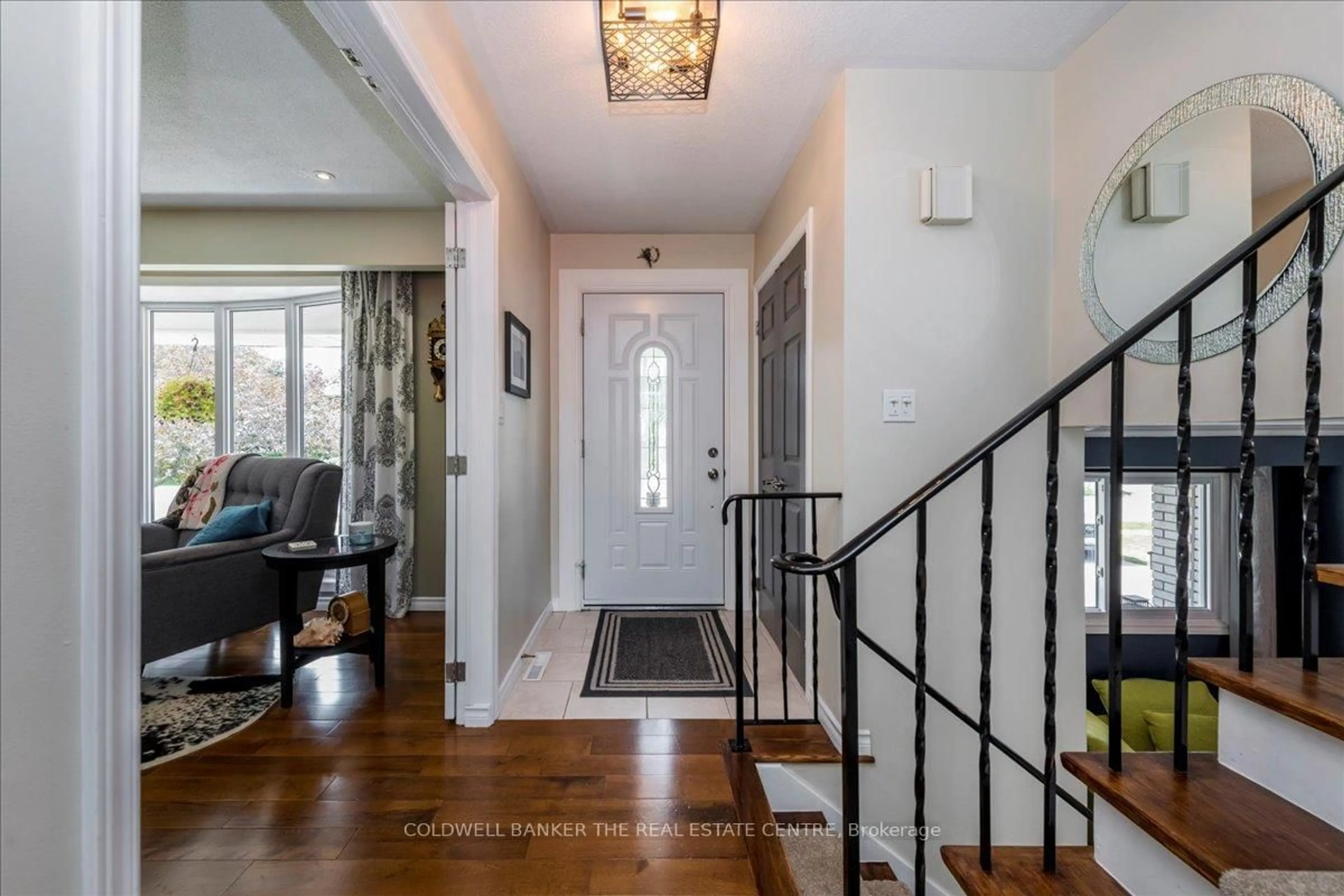 Indoor entryway for 204 Park St, Orillia Ontario L3V 5V8