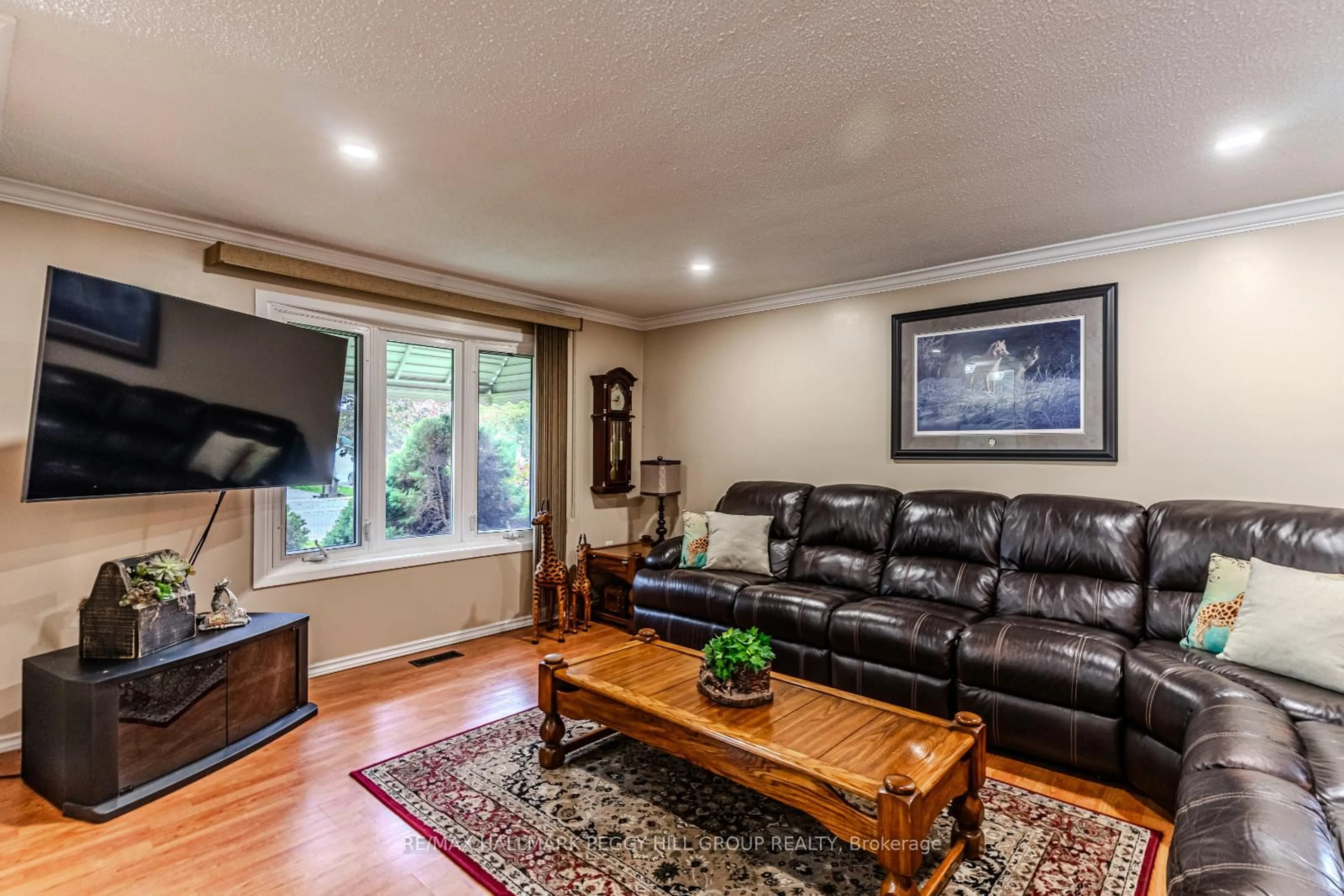 Living room with furniture, wood/laminate floor for 92 Hickling Tr, Barrie Ontario L4M 5T3