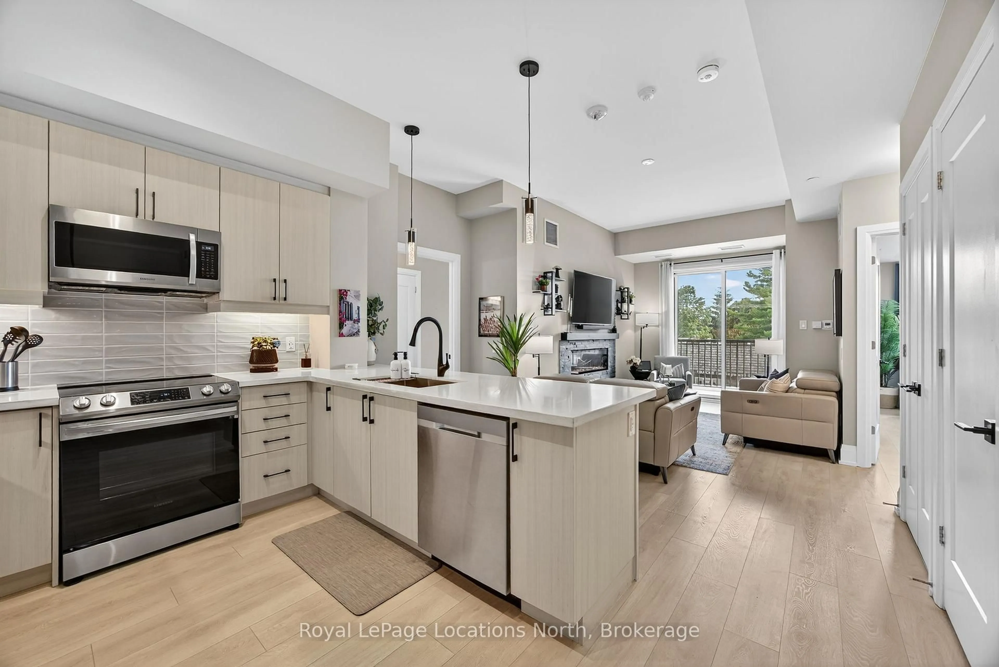 Open concept kitchen, ceramic/tile floor for 1 Hume St #308, Collingwood Ontario L9Y 0X3