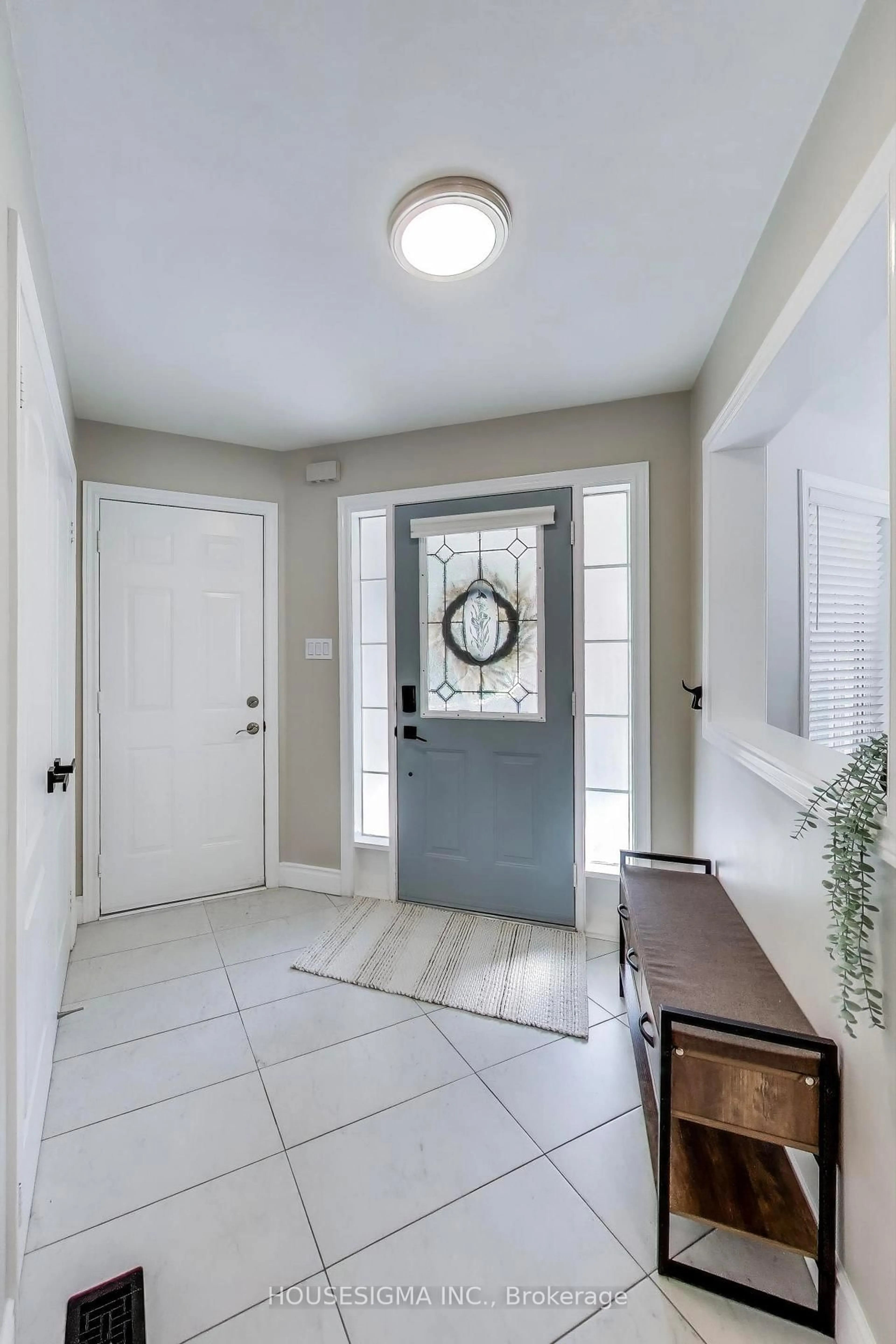 Indoor entryway for 155 Cunningham Dr, Barrie Ontario L4N 5R3