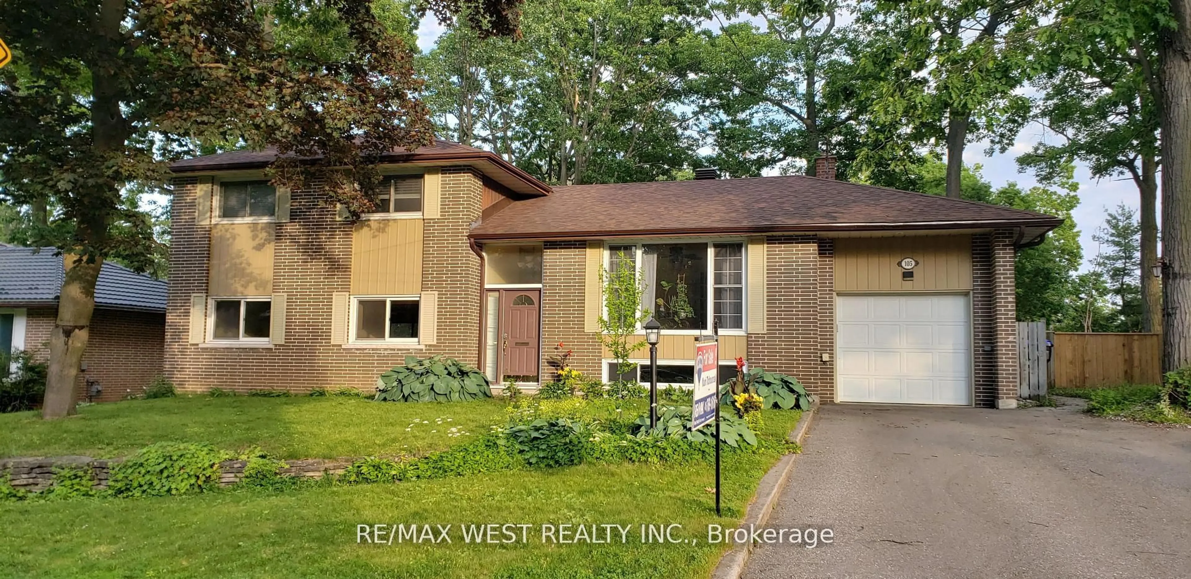 Home with vinyl exterior material, street for 105 Shirley Ave, Barrie Ontario L4N 1N3