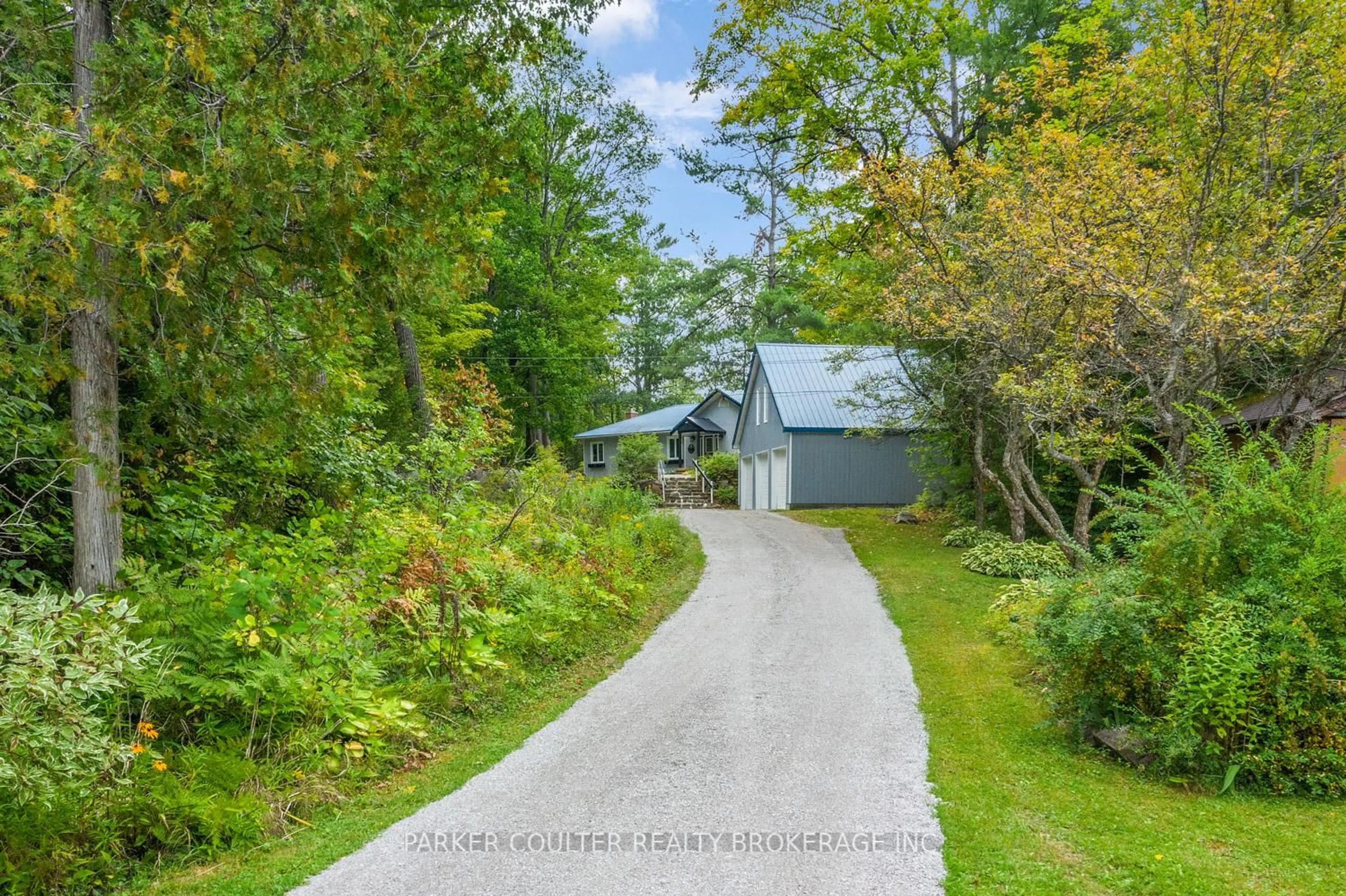 A pic from outside/outdoor area/front of a property/back of a property/a pic from drone, street for 3183 Green River Dr, Severn Ontario L0K 2B0
