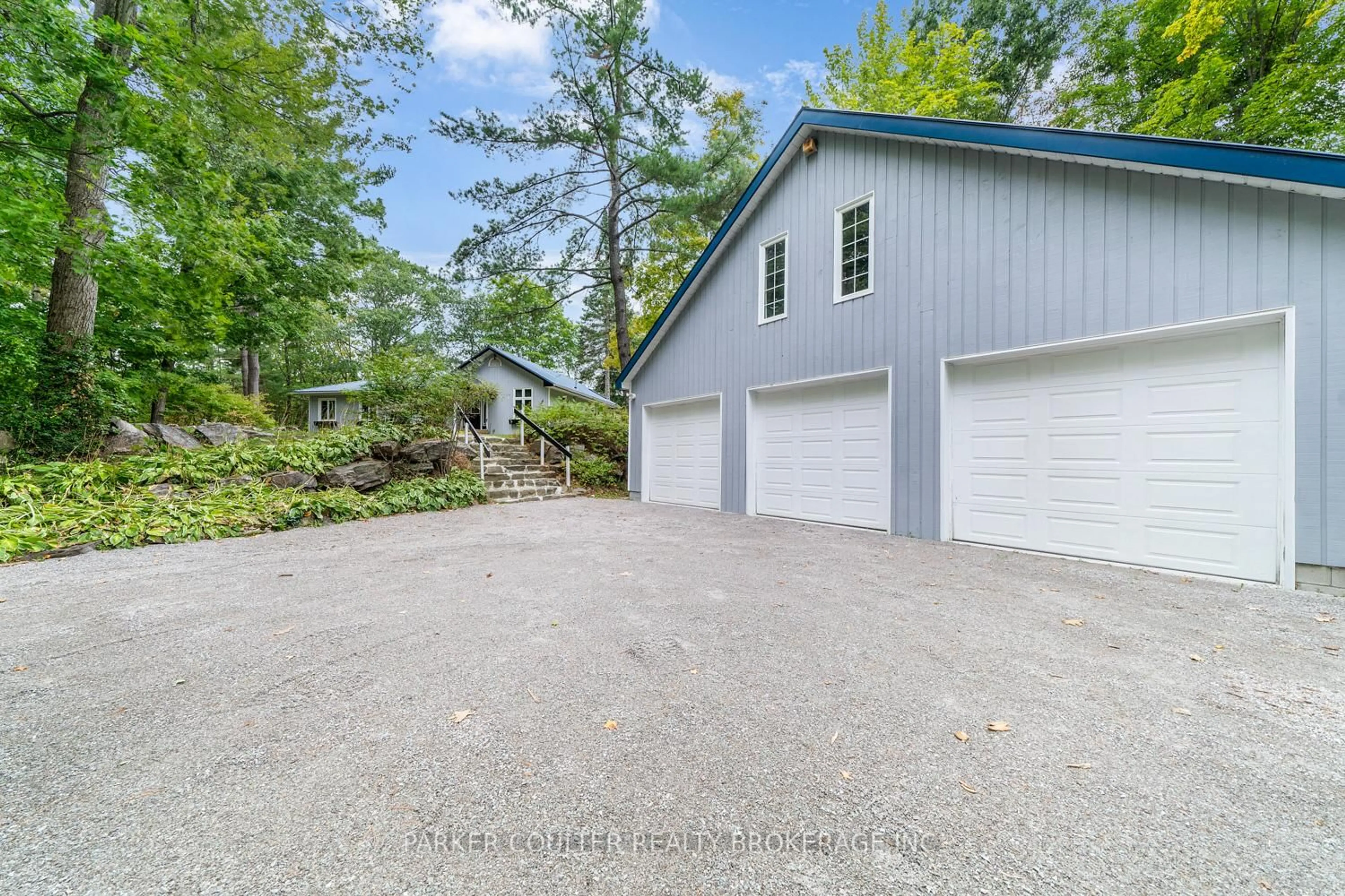 Indoor garage for 3183 Green River Dr, Severn Ontario L0K 2B0