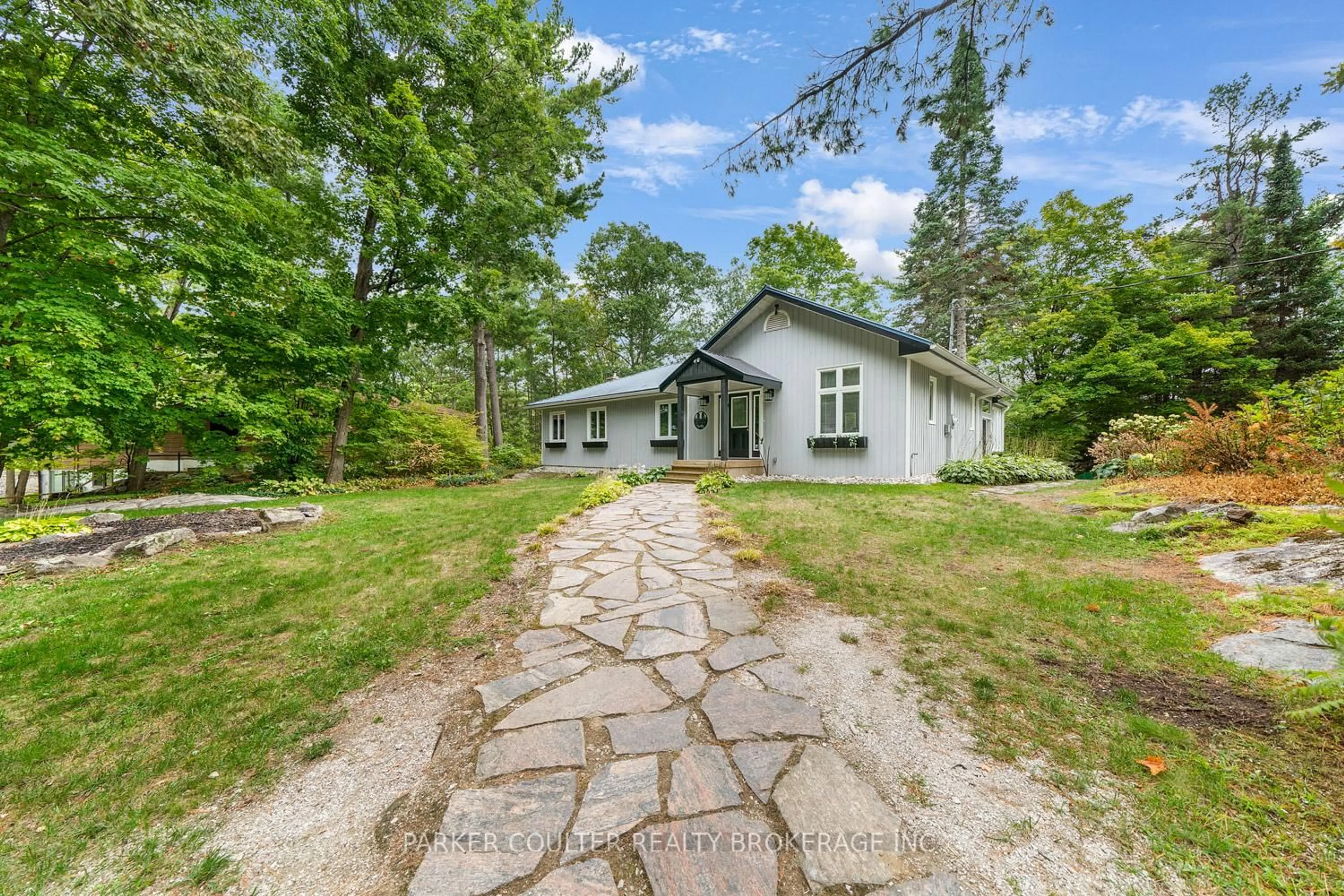 A pic from outside/outdoor area/front of a property/back of a property/a pic from drone, unknown for 3183 Green River Dr, Severn Ontario L0K 2B0