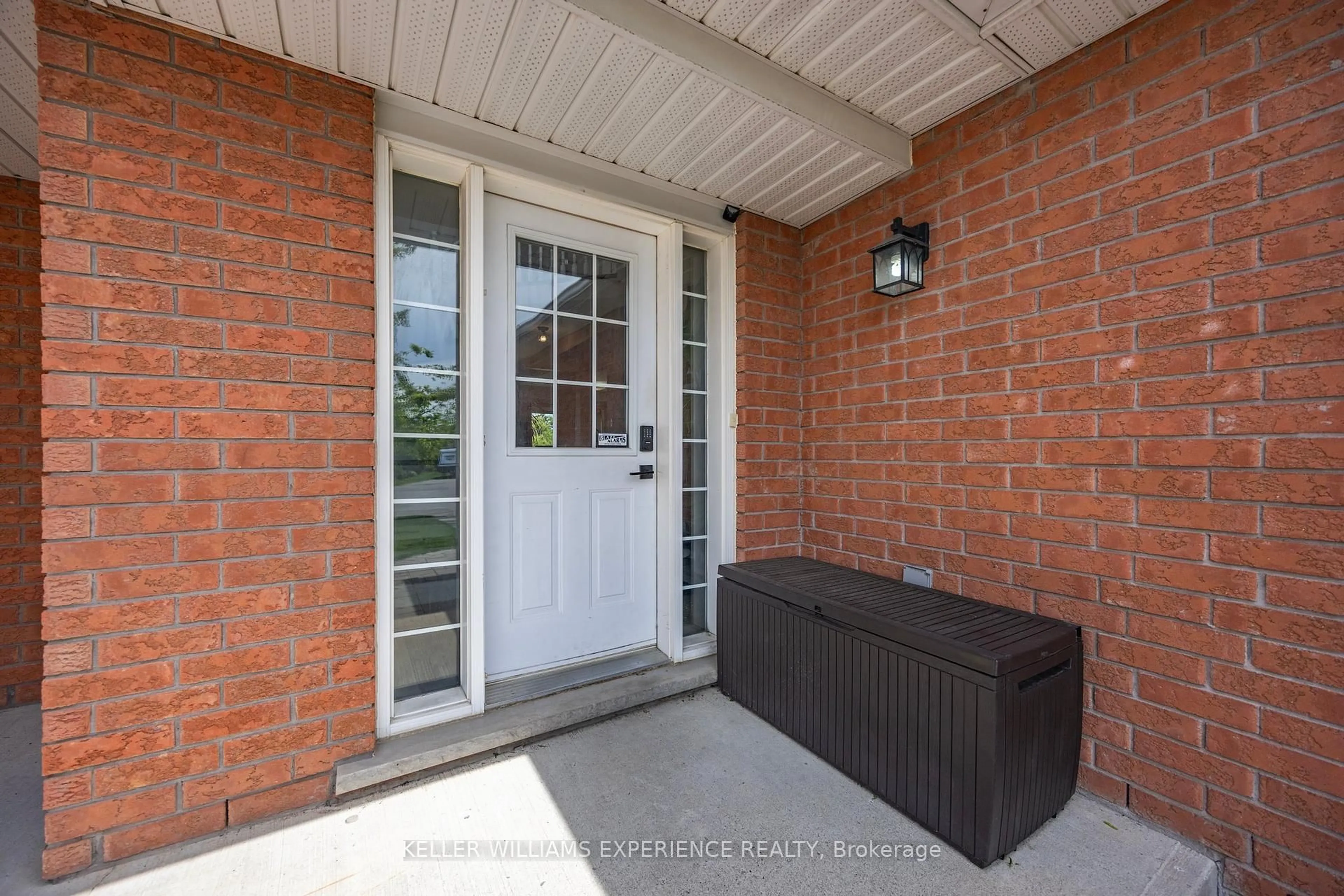 Indoor entryway for 13 Sunset Pl, Barrie Ontario L4N 0T7