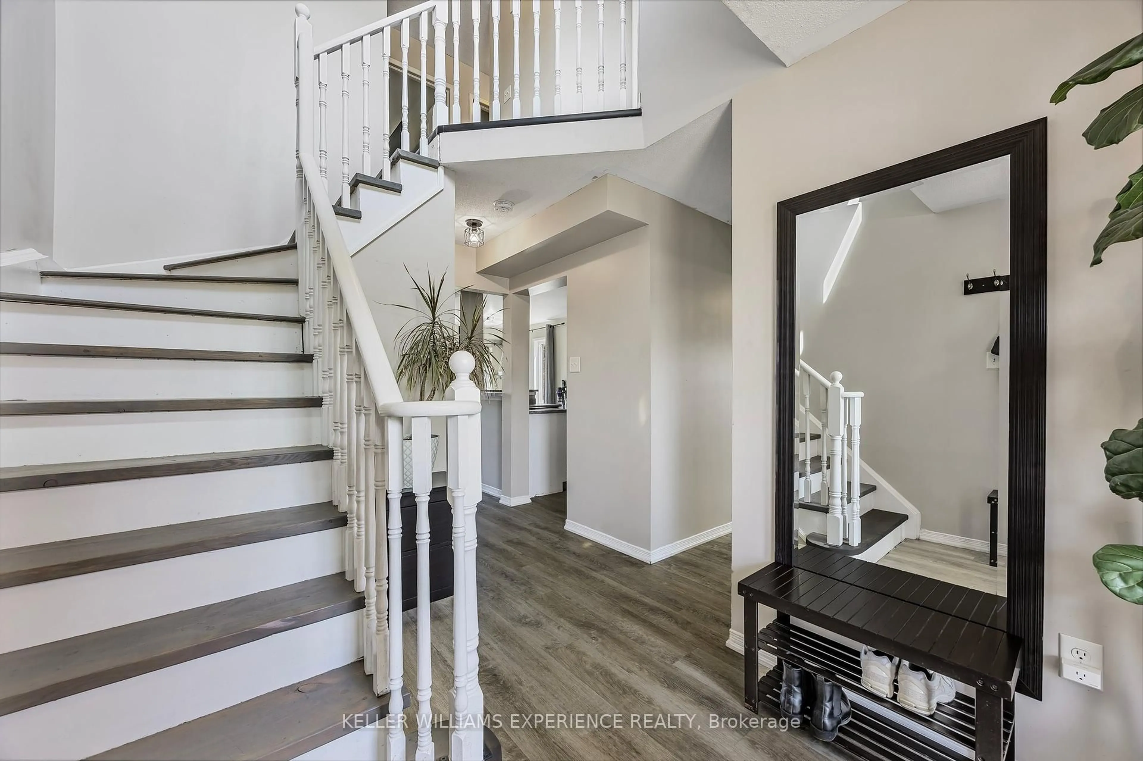 Indoor entryway for 13 Sunset Pl, Barrie Ontario L4N 0T7