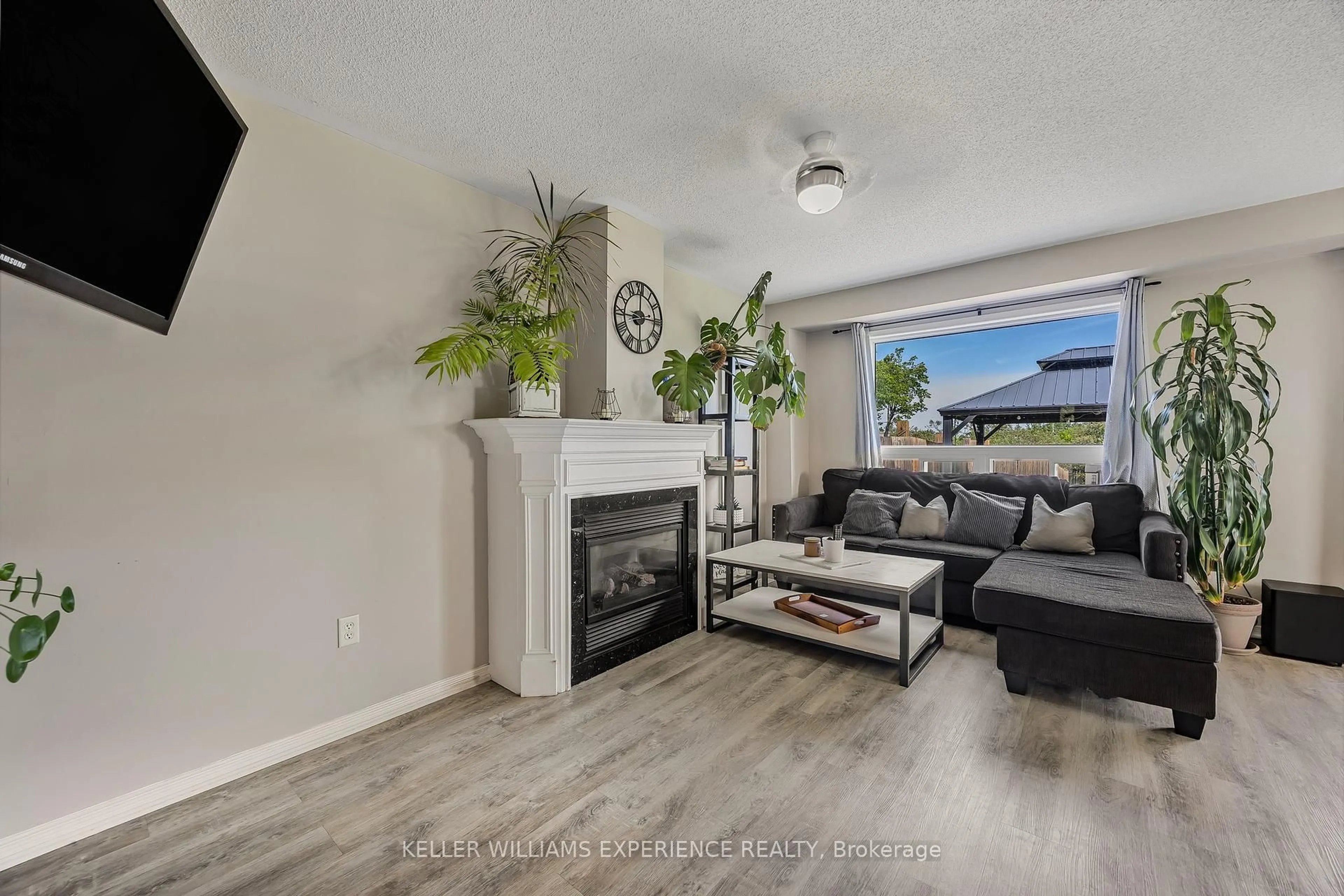 Living room with furniture, unknown for 13 Sunset Pl, Barrie Ontario L4N 0T7