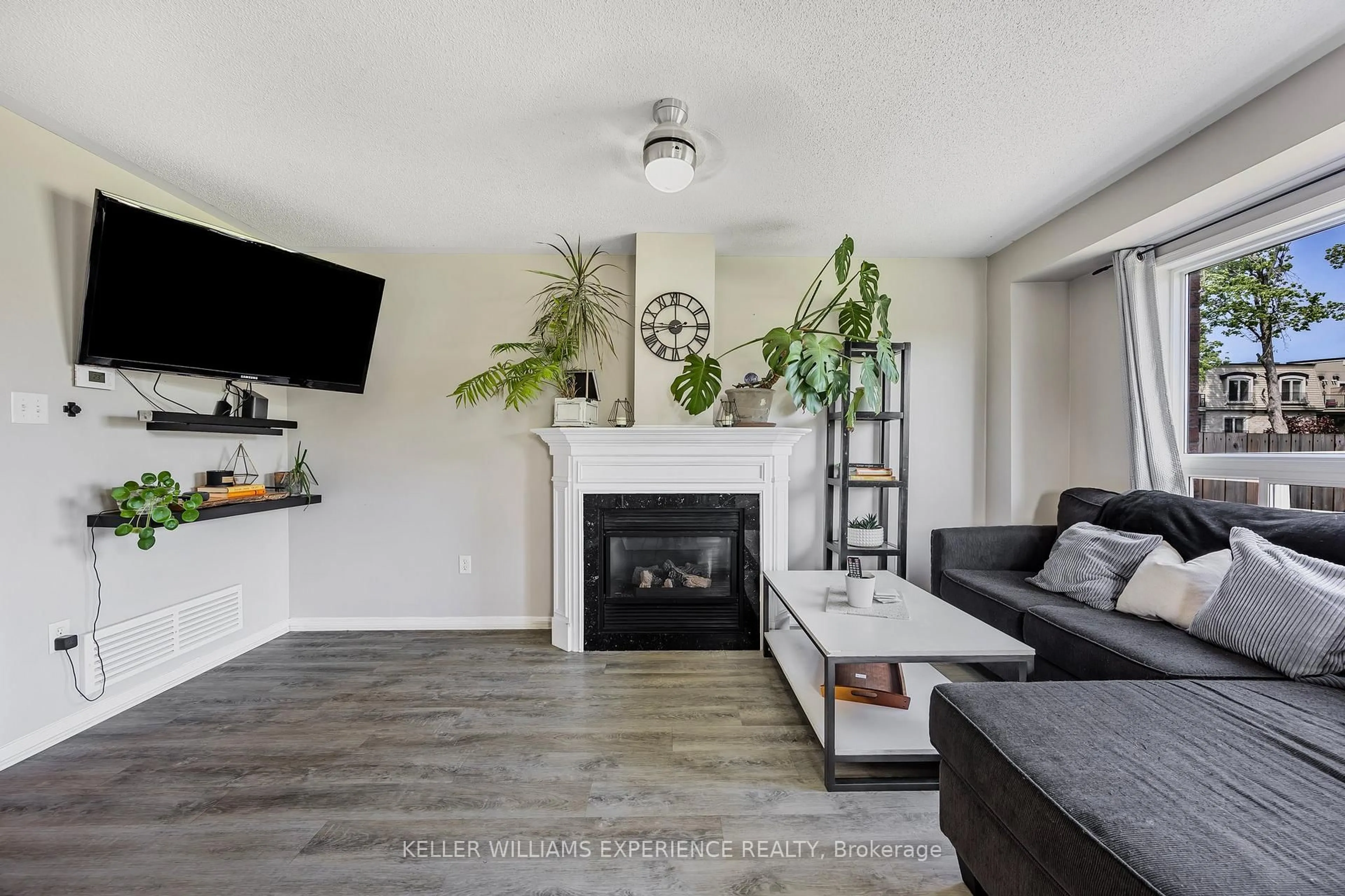 Living room with furniture, unknown for 13 Sunset Pl, Barrie Ontario L4N 0T7