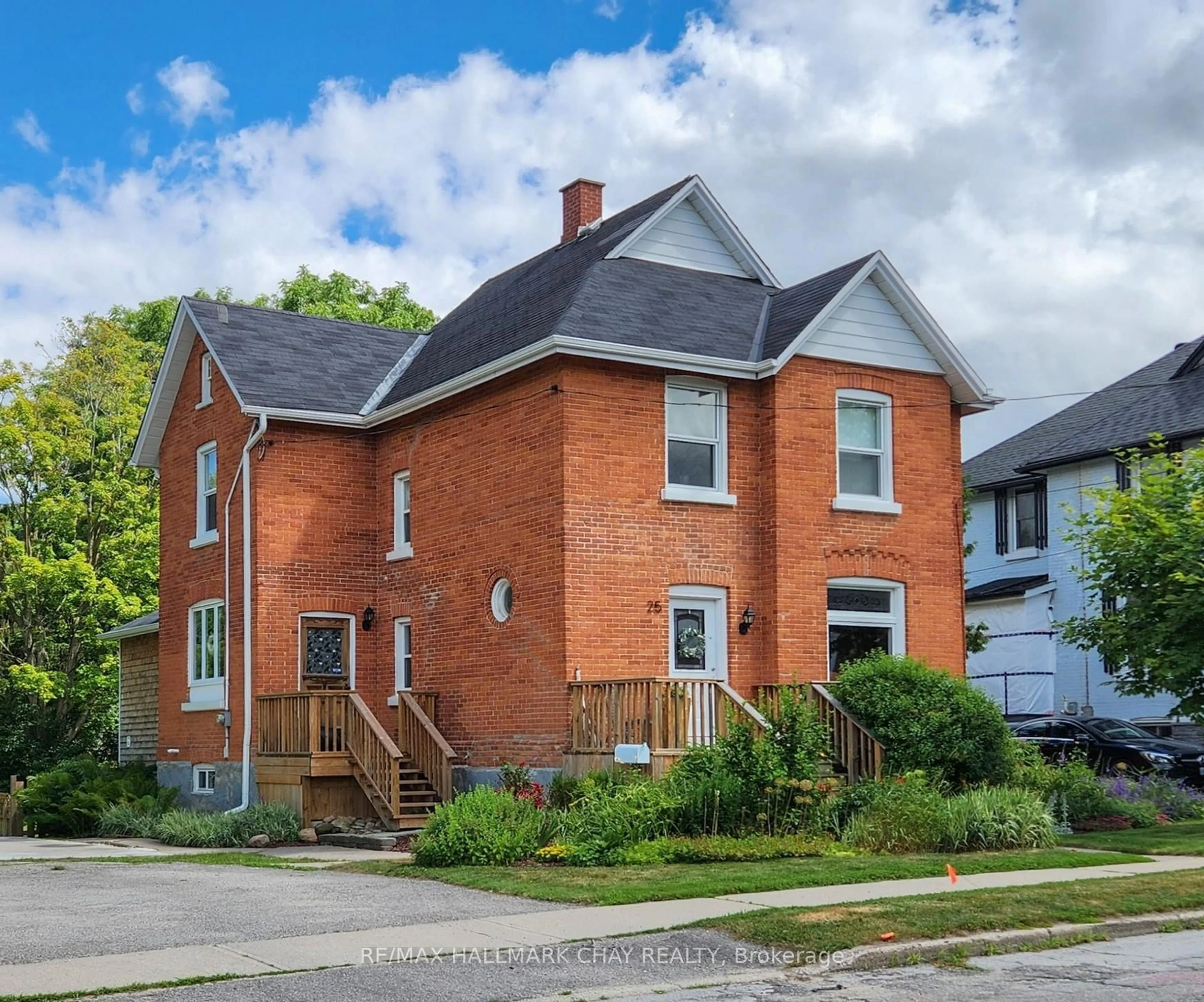 Home with brick exterior material, street for 25 William St, Barrie Ontario L4N 3J4