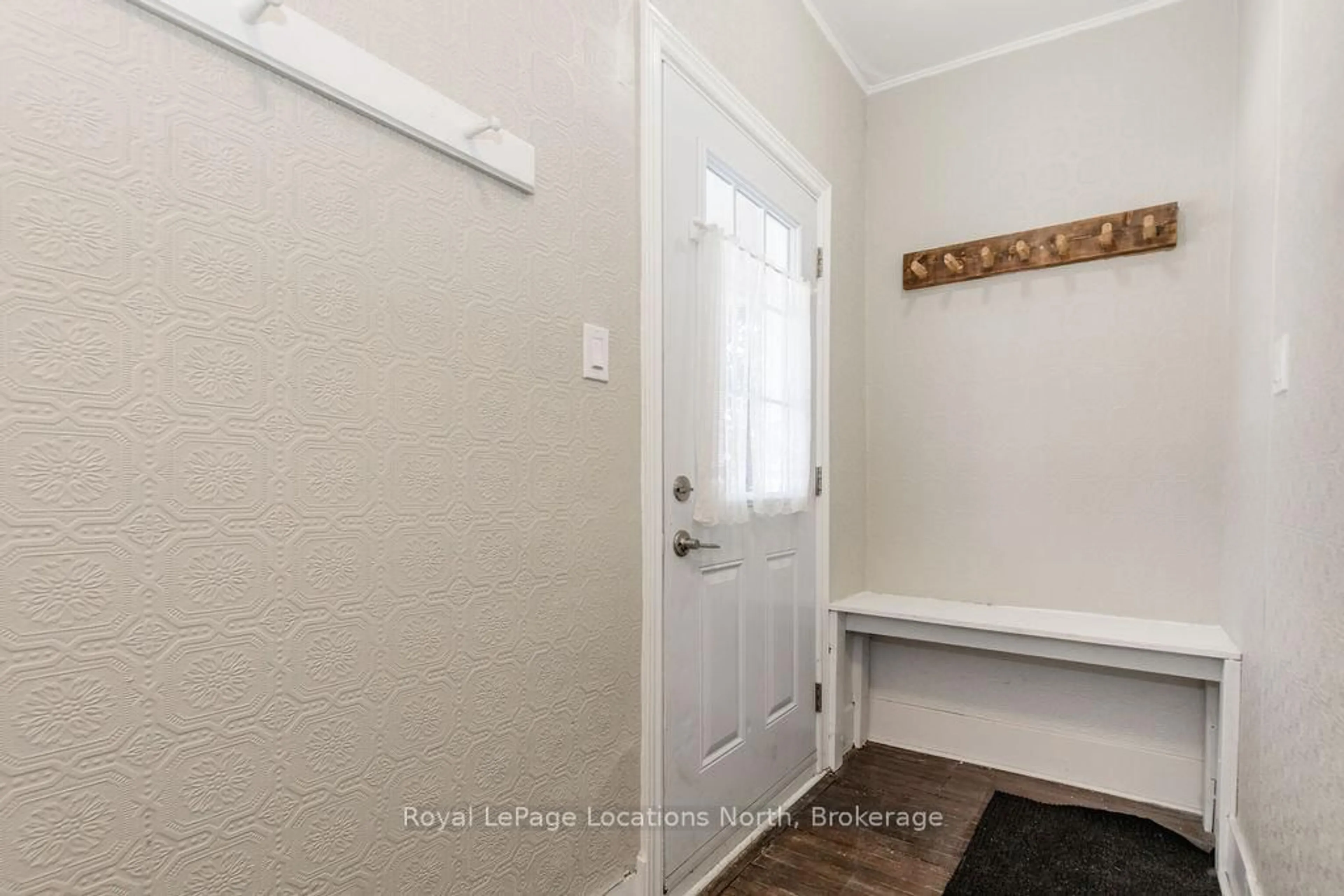 Indoor entryway for 37 Ross St, Barrie Ontario L4N 1G1
