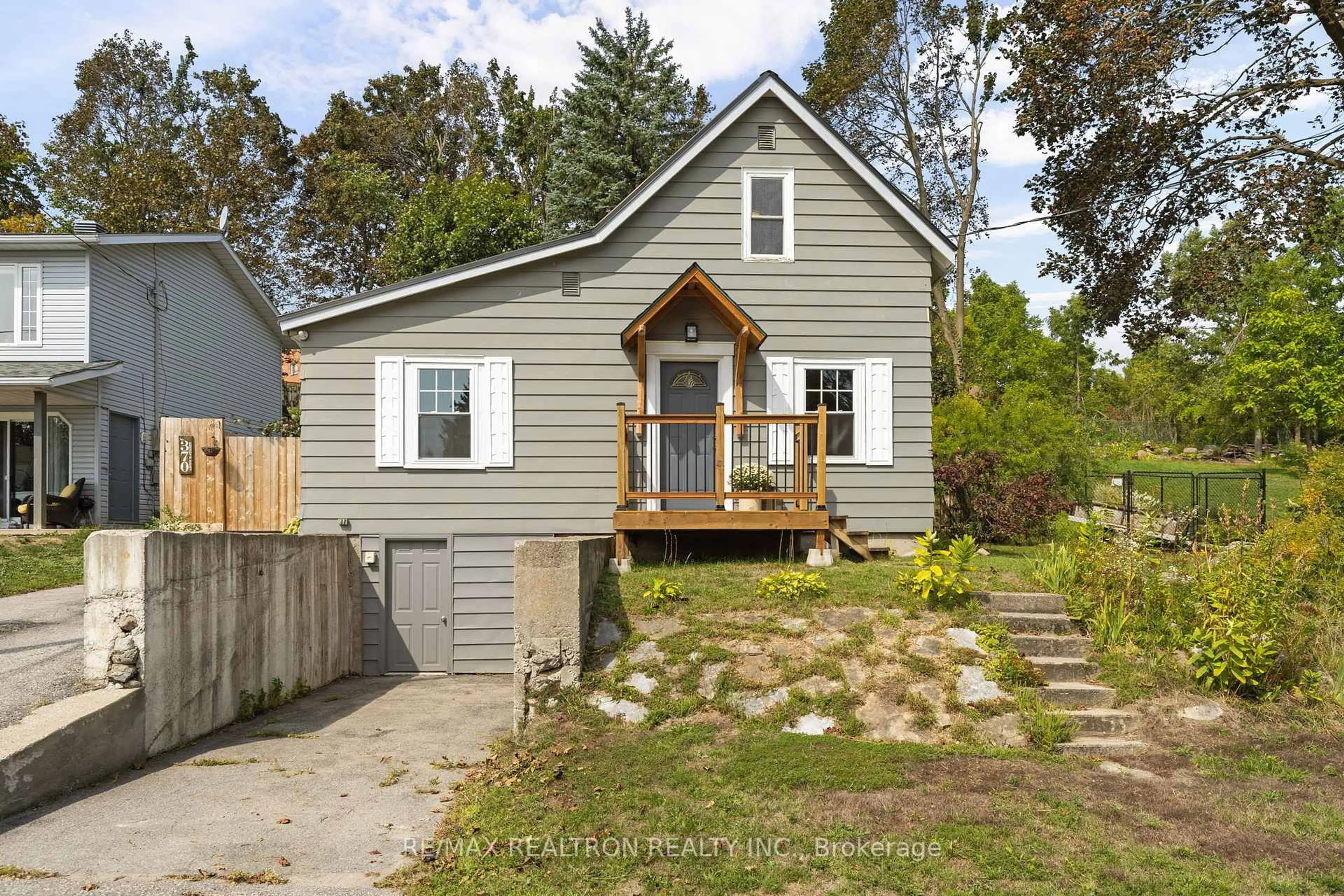 Home with vinyl exterior material, street for 370 Arthur St, Orillia Ontario L3V 3M8