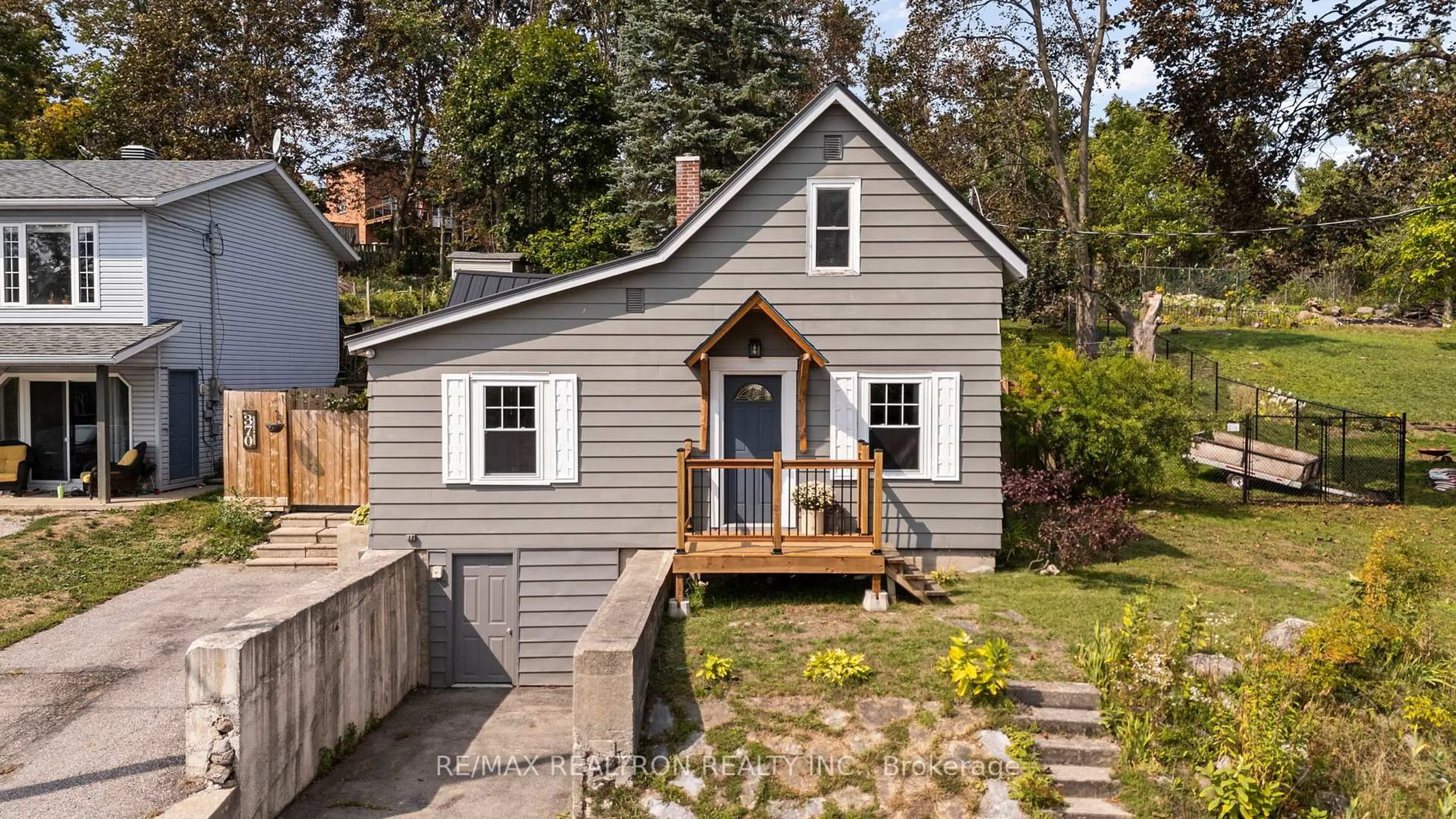 Home with vinyl exterior material, street for 370 Arthur St, Orillia Ontario L3V 3M8