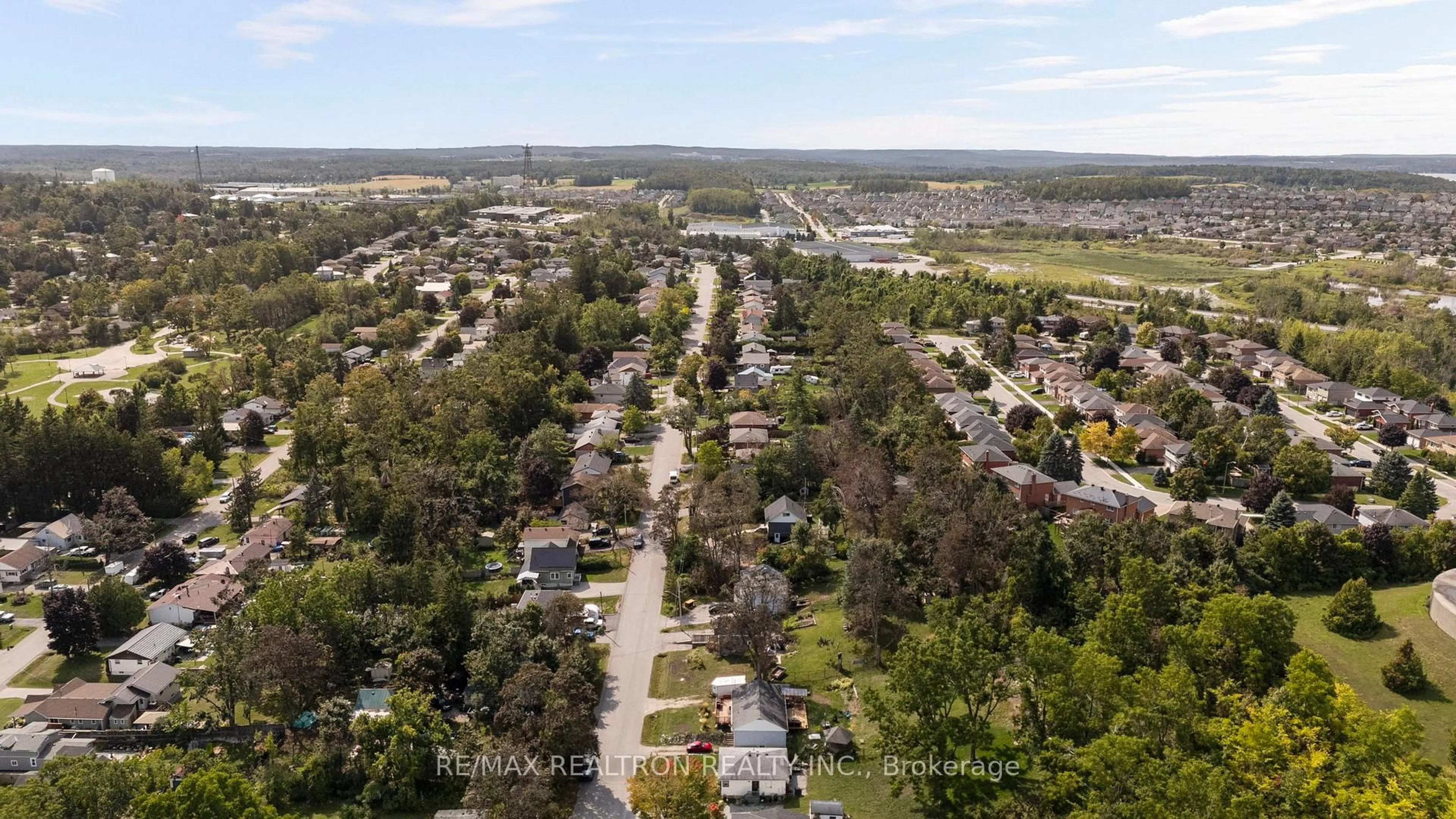 A pic from outside/outdoor area/front of a property/back of a property/a pic from drone, unknown for 370 Arthur St, Orillia Ontario L3V 3M8