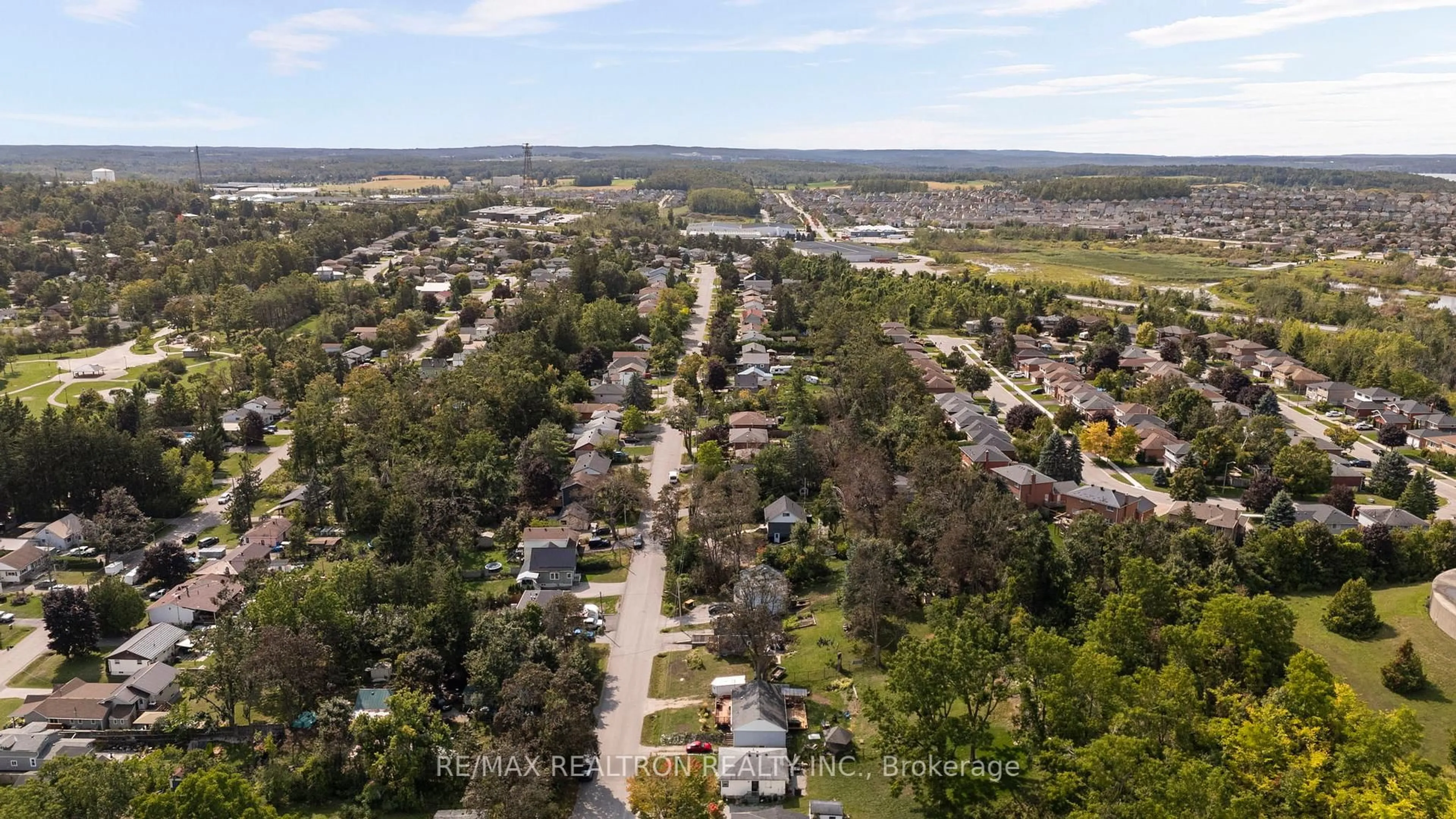 A pic from outside/outdoor area/front of a property/back of a property/a pic from drone, unknown for 370 Arthur St, Orillia Ontario L3V 3M8