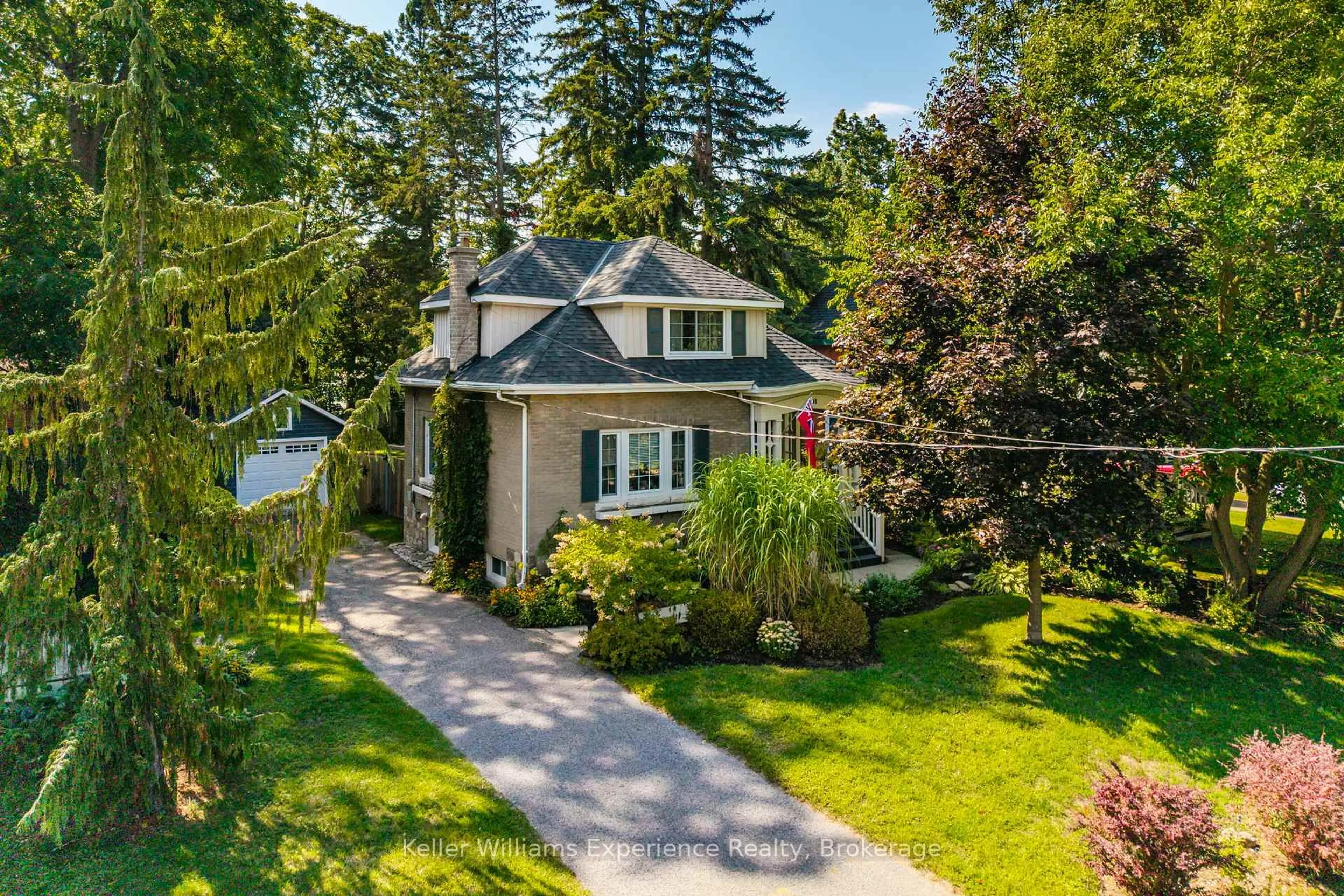 A pic from outside/outdoor area/front of a property/back of a property/a pic from drone, street for 408 Russell St, Midland Ontario L4R 3A8