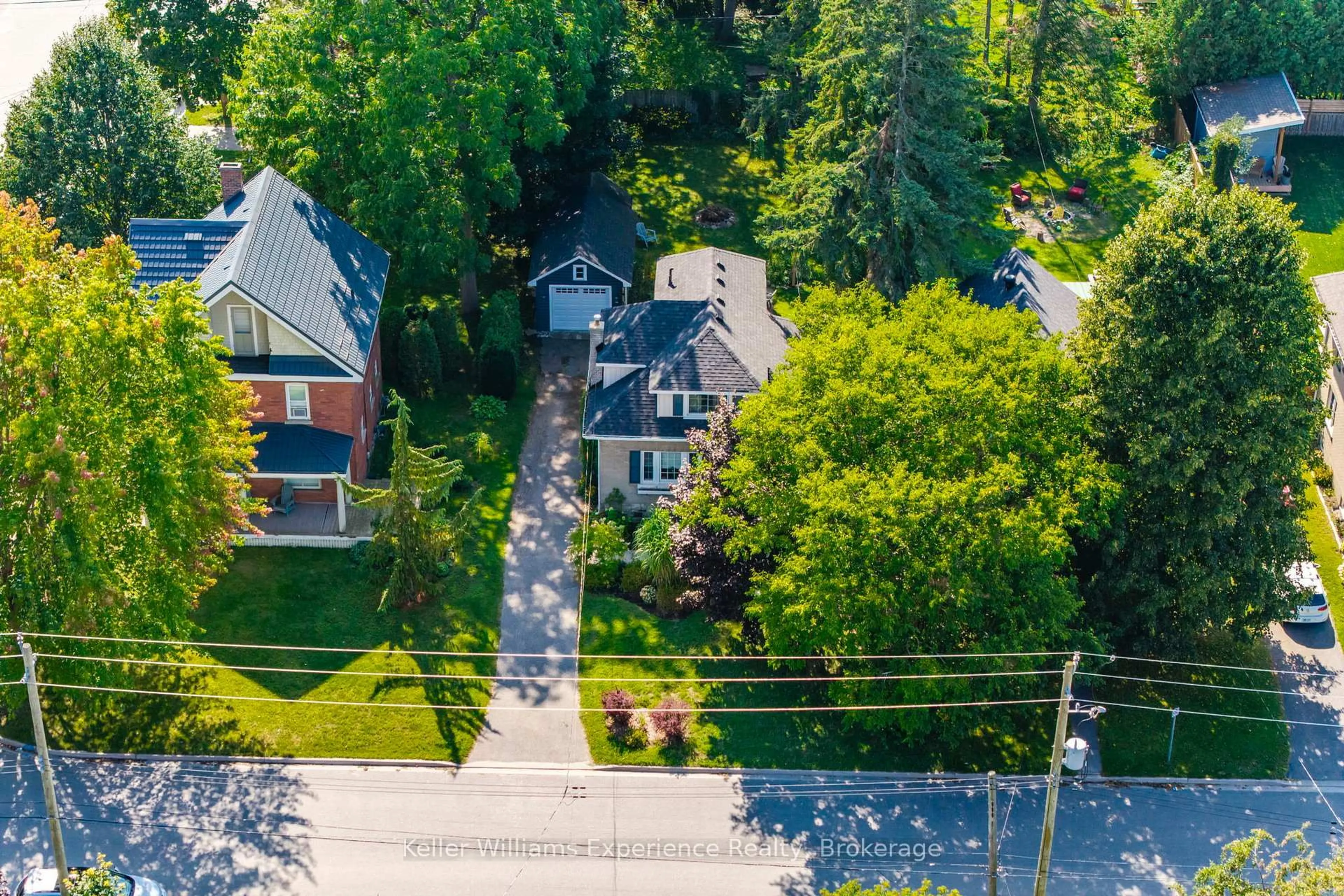 A pic from outside/outdoor area/front of a property/back of a property/a pic from drone, street for 408 Russell St, Midland Ontario L4R 3A8