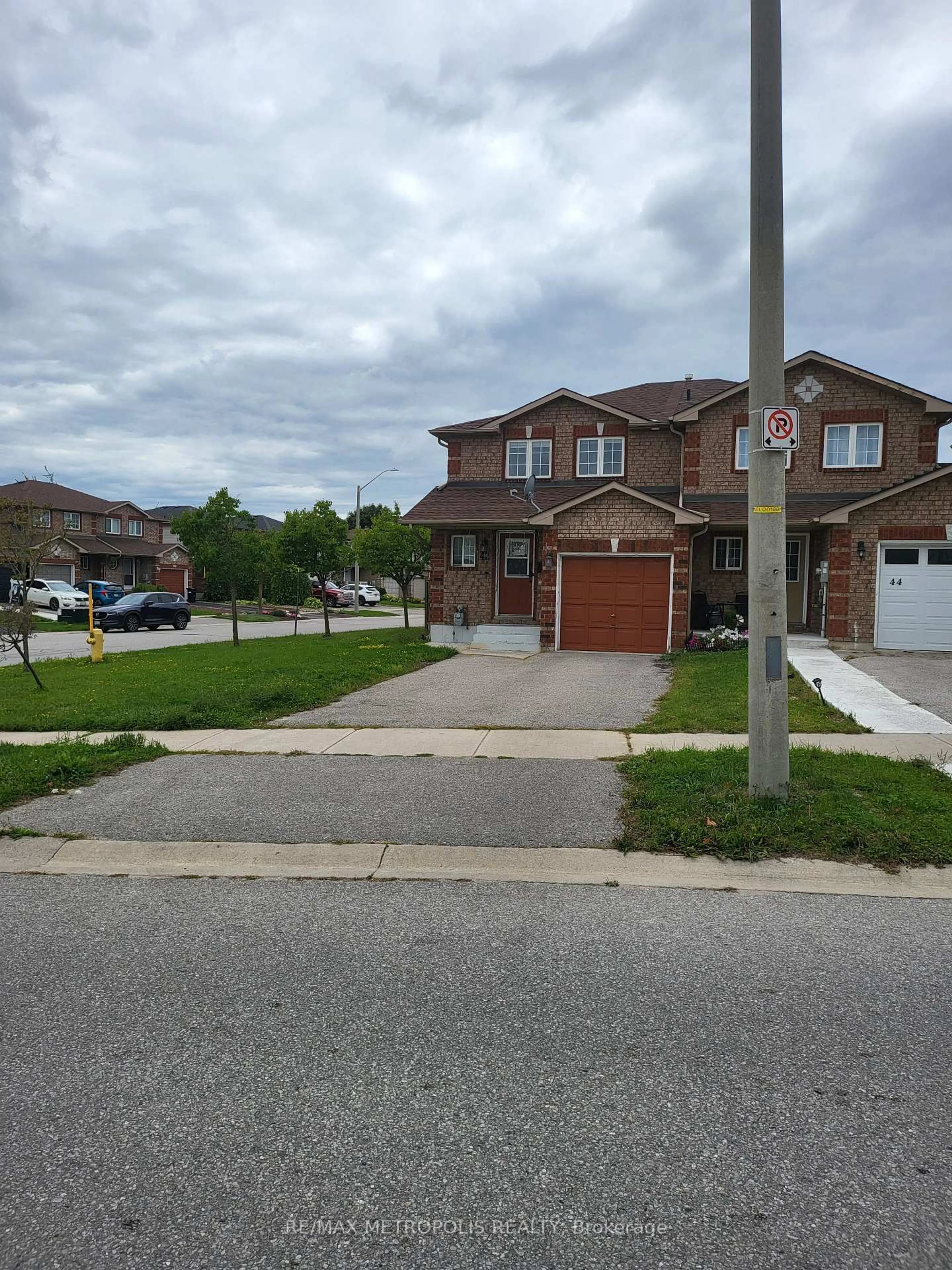 A pic from outside/outdoor area/front of a property/back of a property/a pic from drone, street for 42 Larkin Dr, Barrie Ontario L4M 7B2