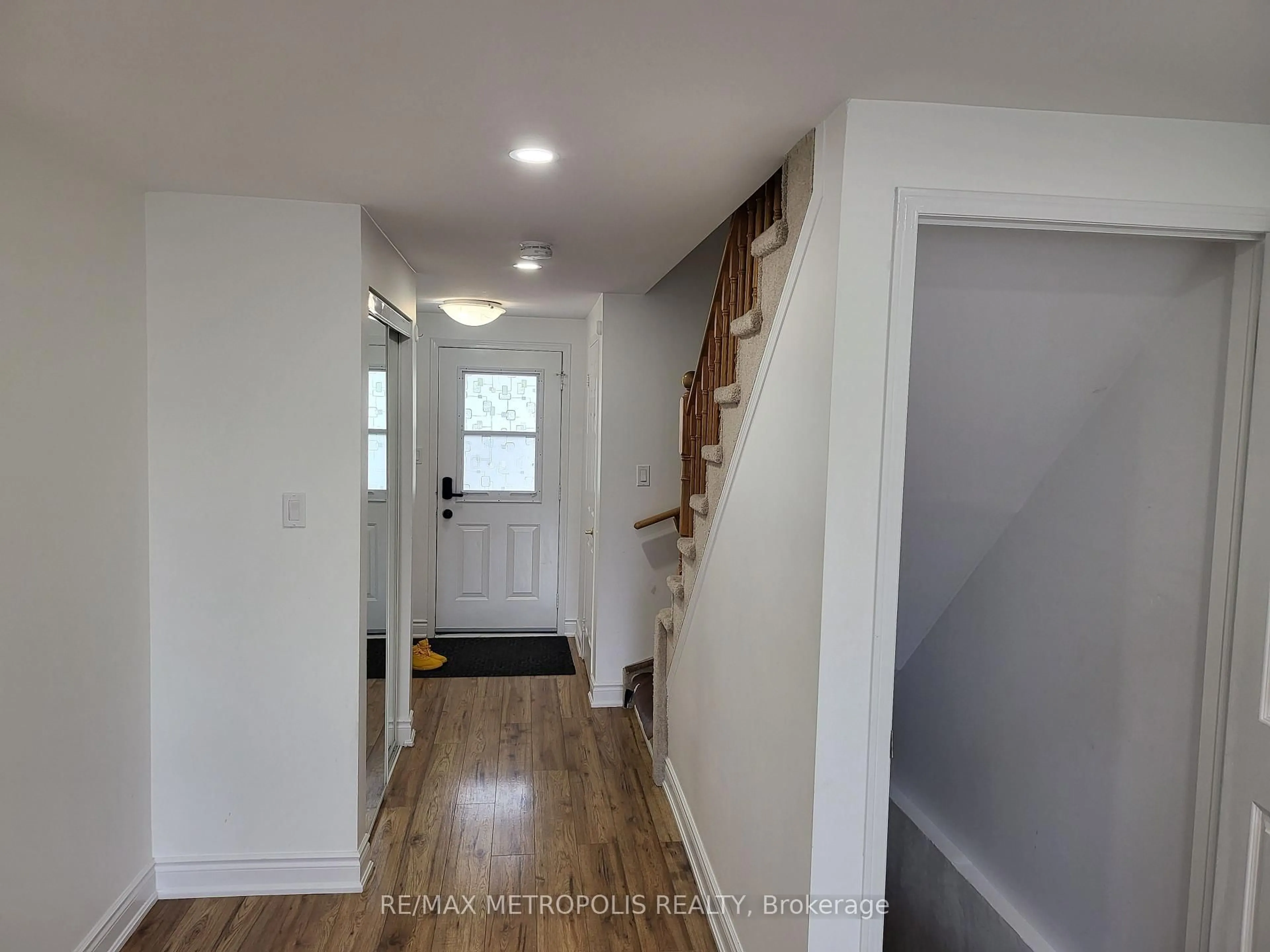 Indoor entryway for 42 Larkin Dr, Barrie Ontario L4M 7B2