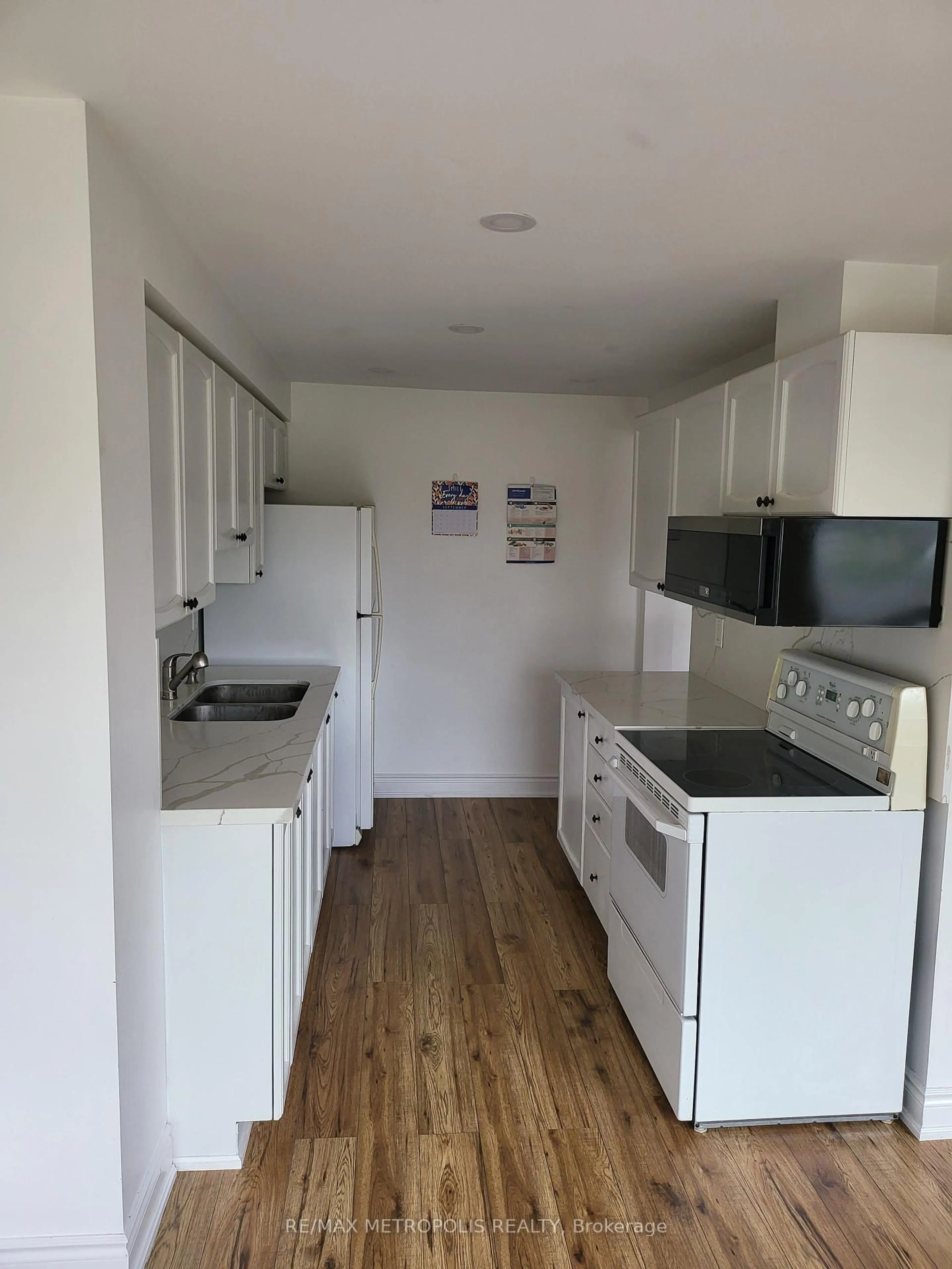 Standard kitchen, wood/laminate floor for 42 Larkin Dr, Barrie Ontario L4M 7B2