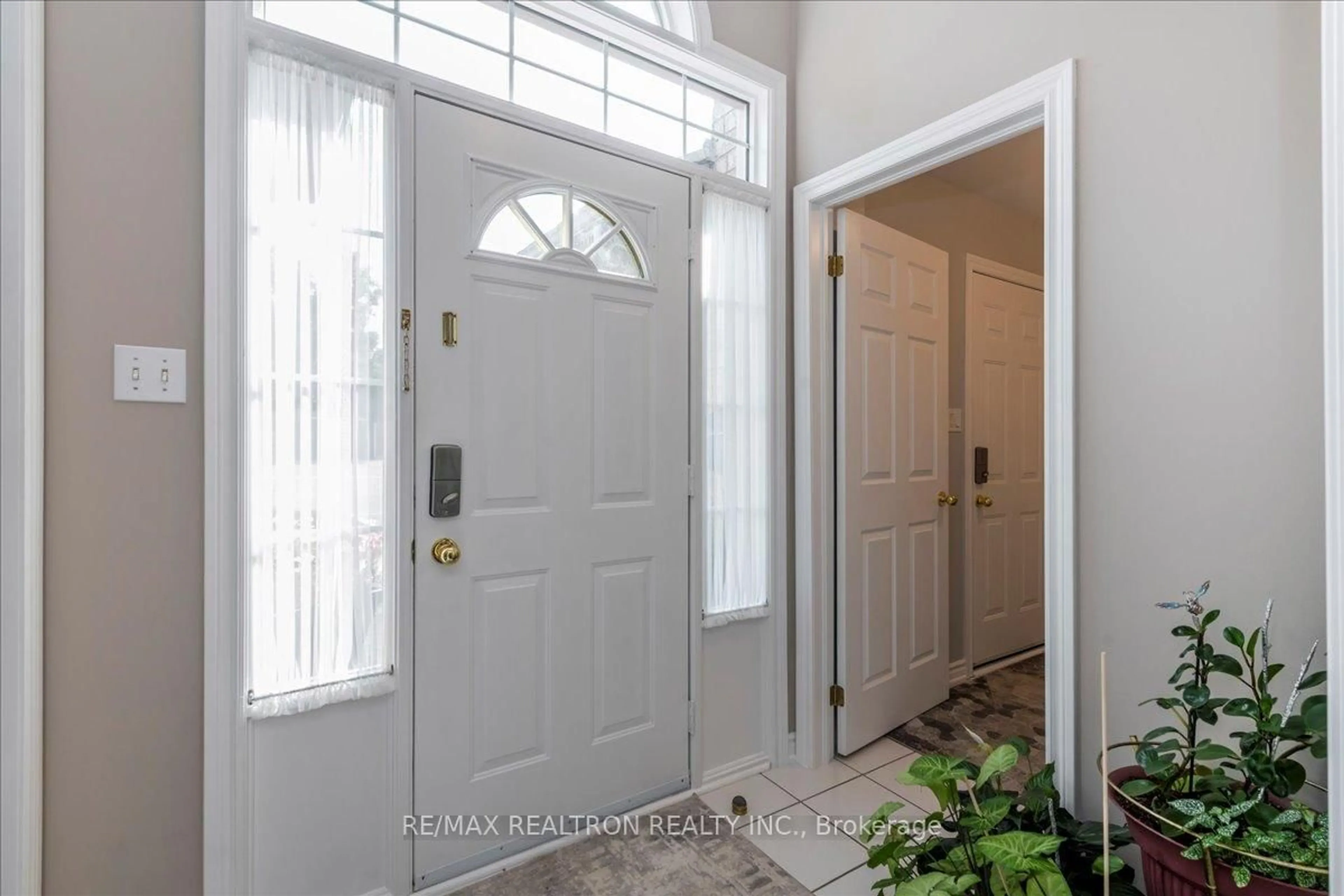 Indoor entryway for 44 Columbia Rd, Barrie Ontario L4N 8C6