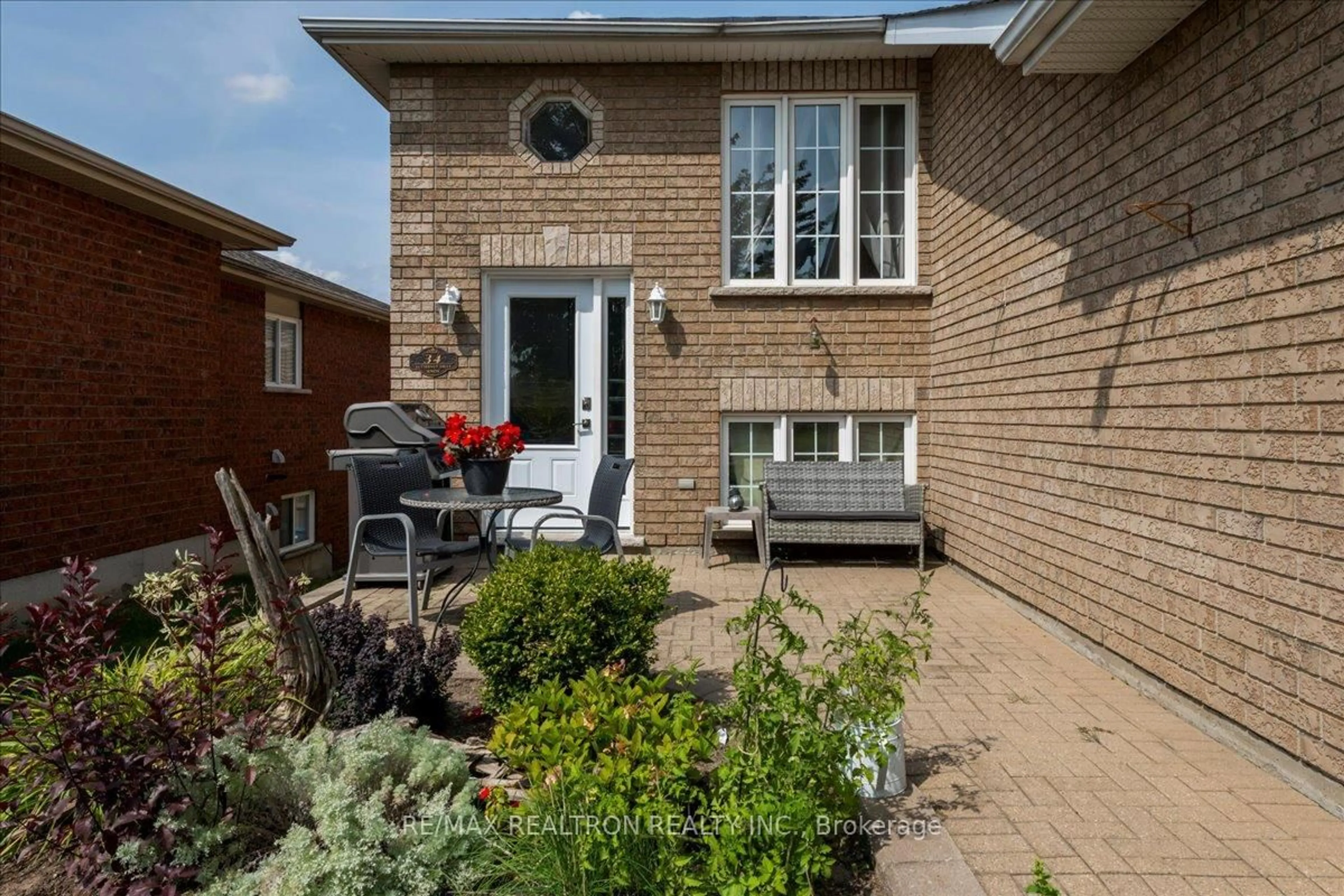 Patio, street for 34 Butternut Dr, Barrie Ontario L4N 0E3