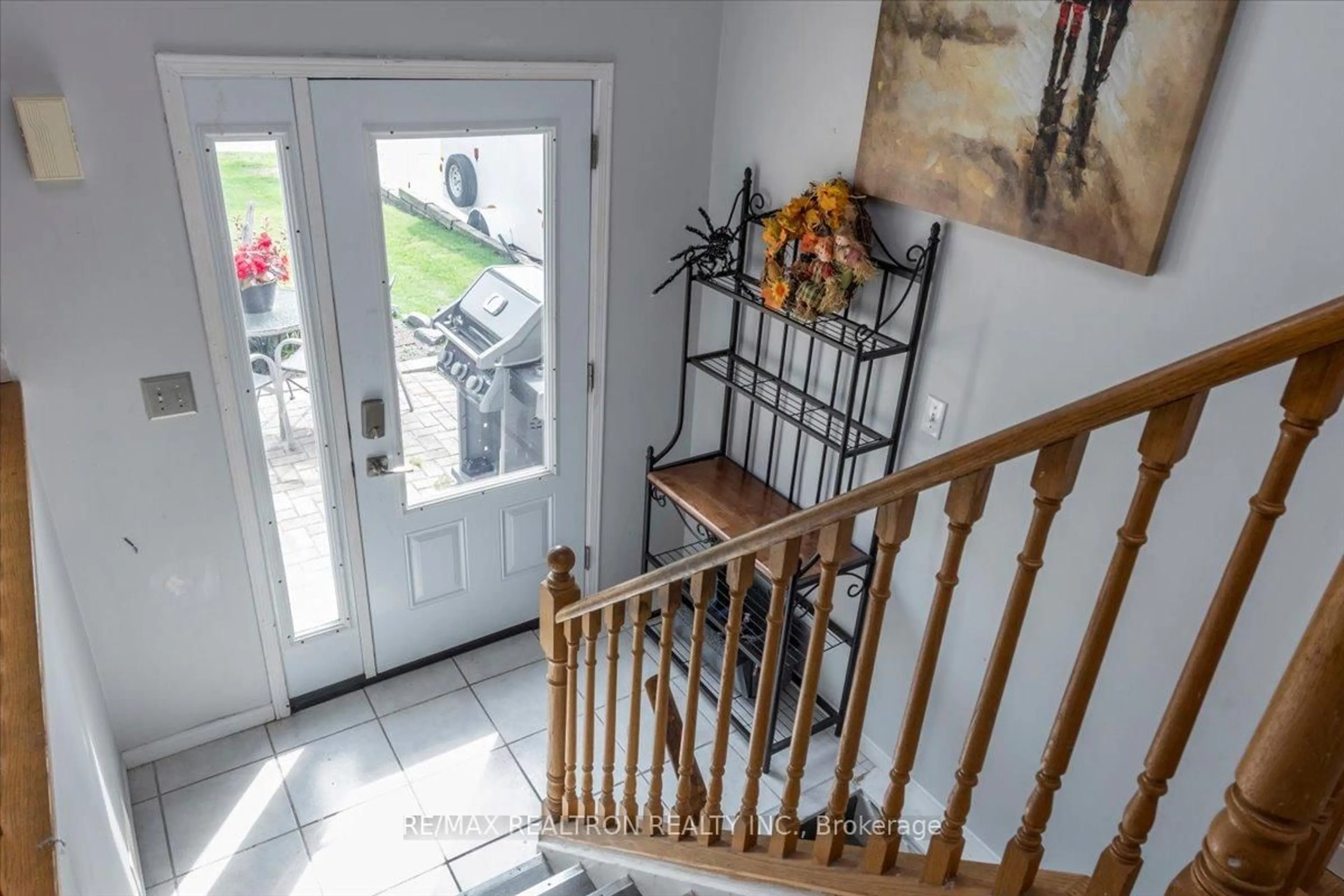 Indoor entryway for 34 Butternut Dr, Barrie Ontario L4N 0E3
