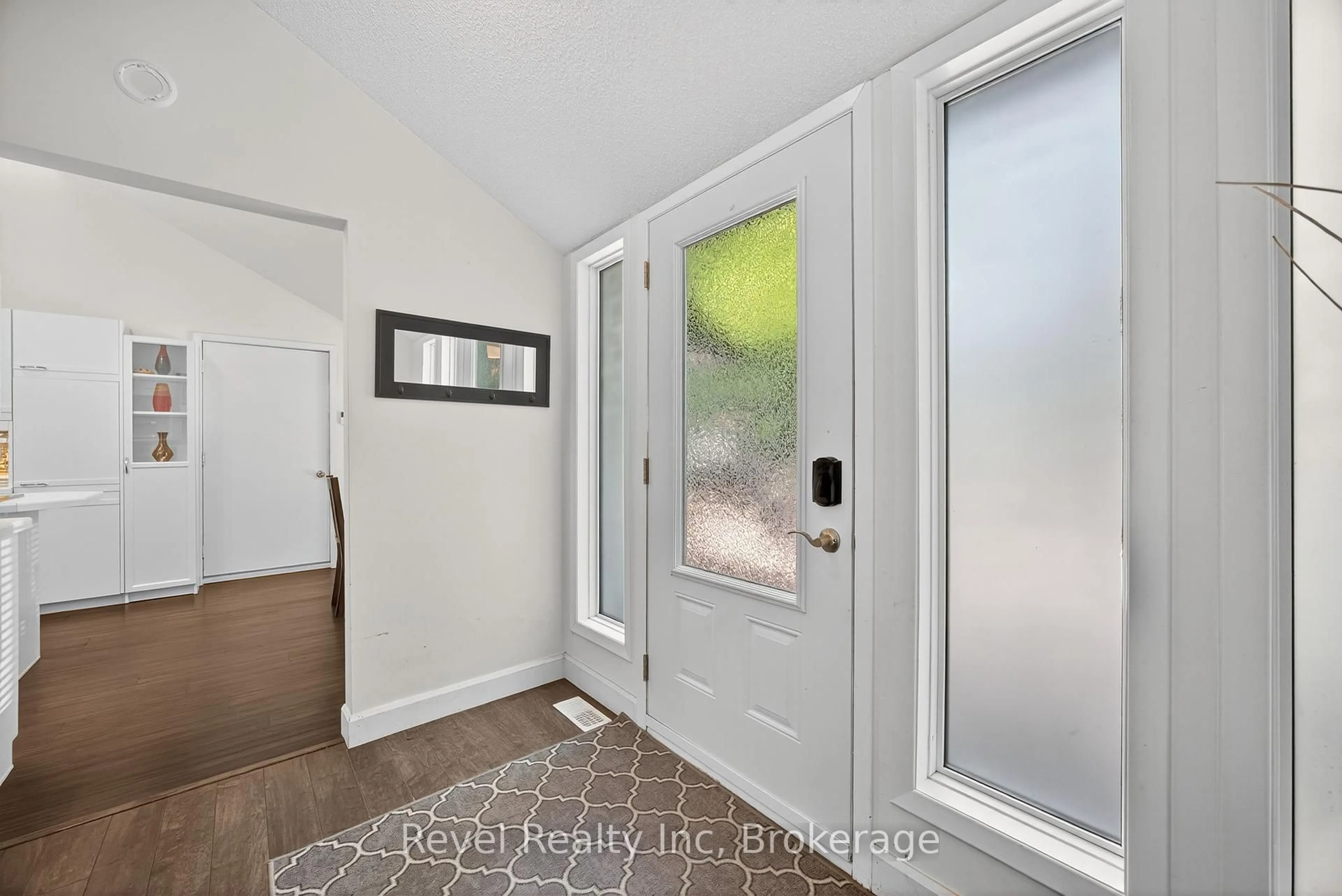 Indoor entryway for 78 FOREST Circ, Tiny Ontario L9M 0H4