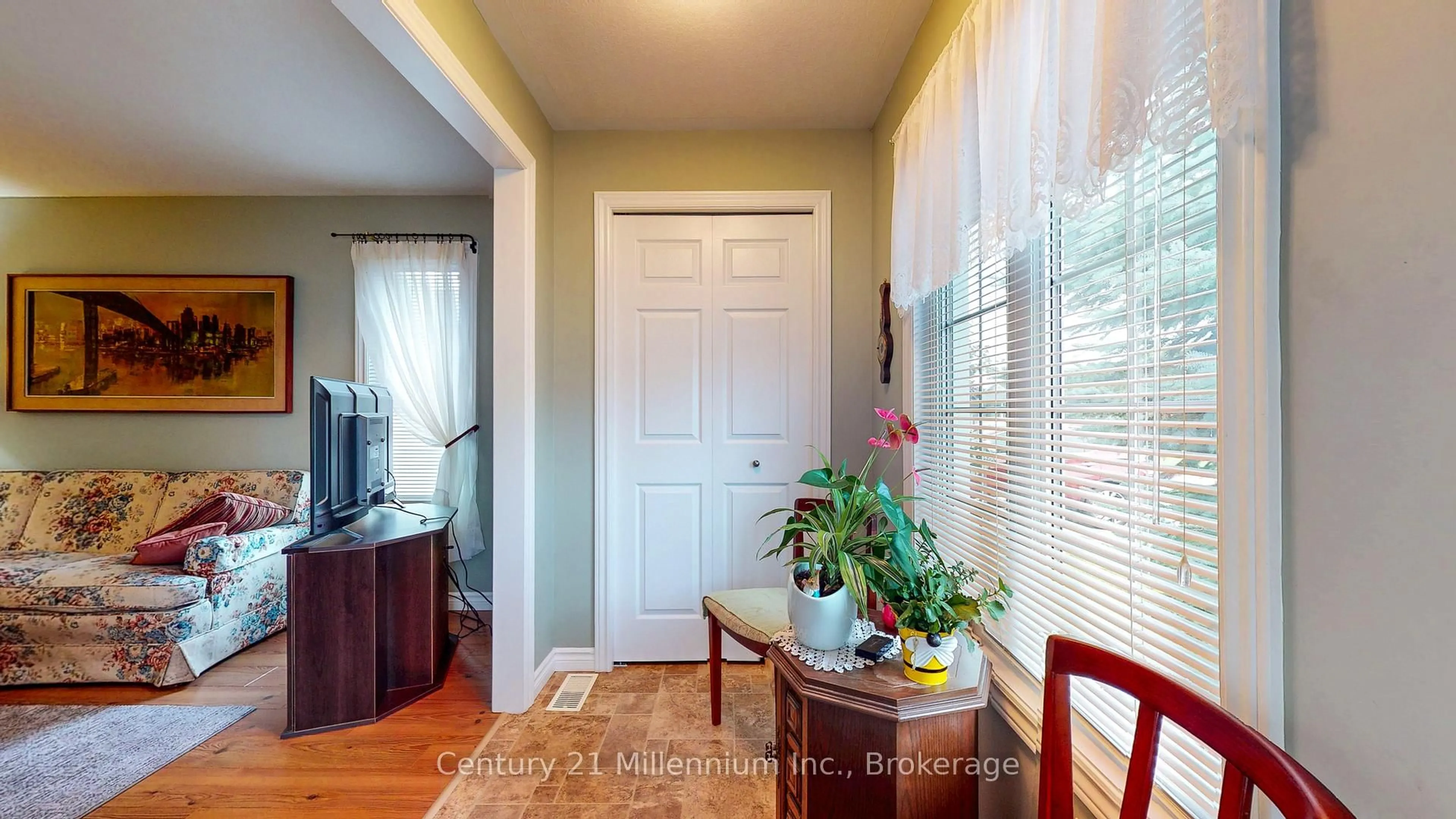 Indoor entryway for 11 Virginia Ave, Wasaga Beach Ontario L9Z 3A8