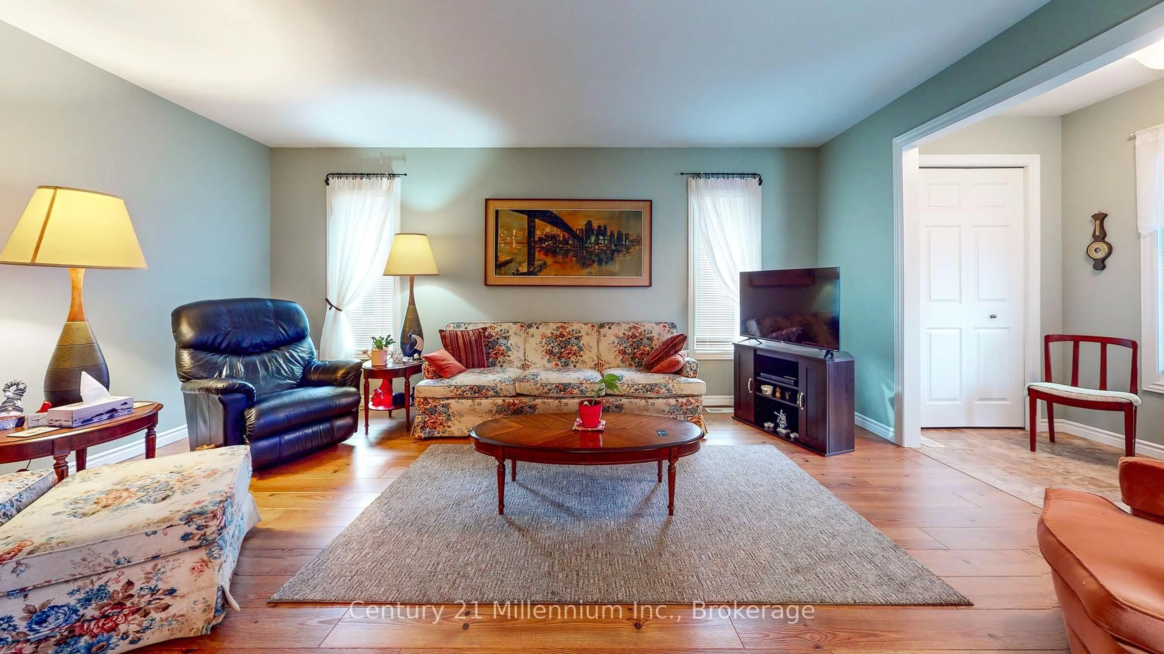 Living room with furniture, unknown for 11 Virginia Ave, Wasaga Beach Ontario L9Z 3A8
