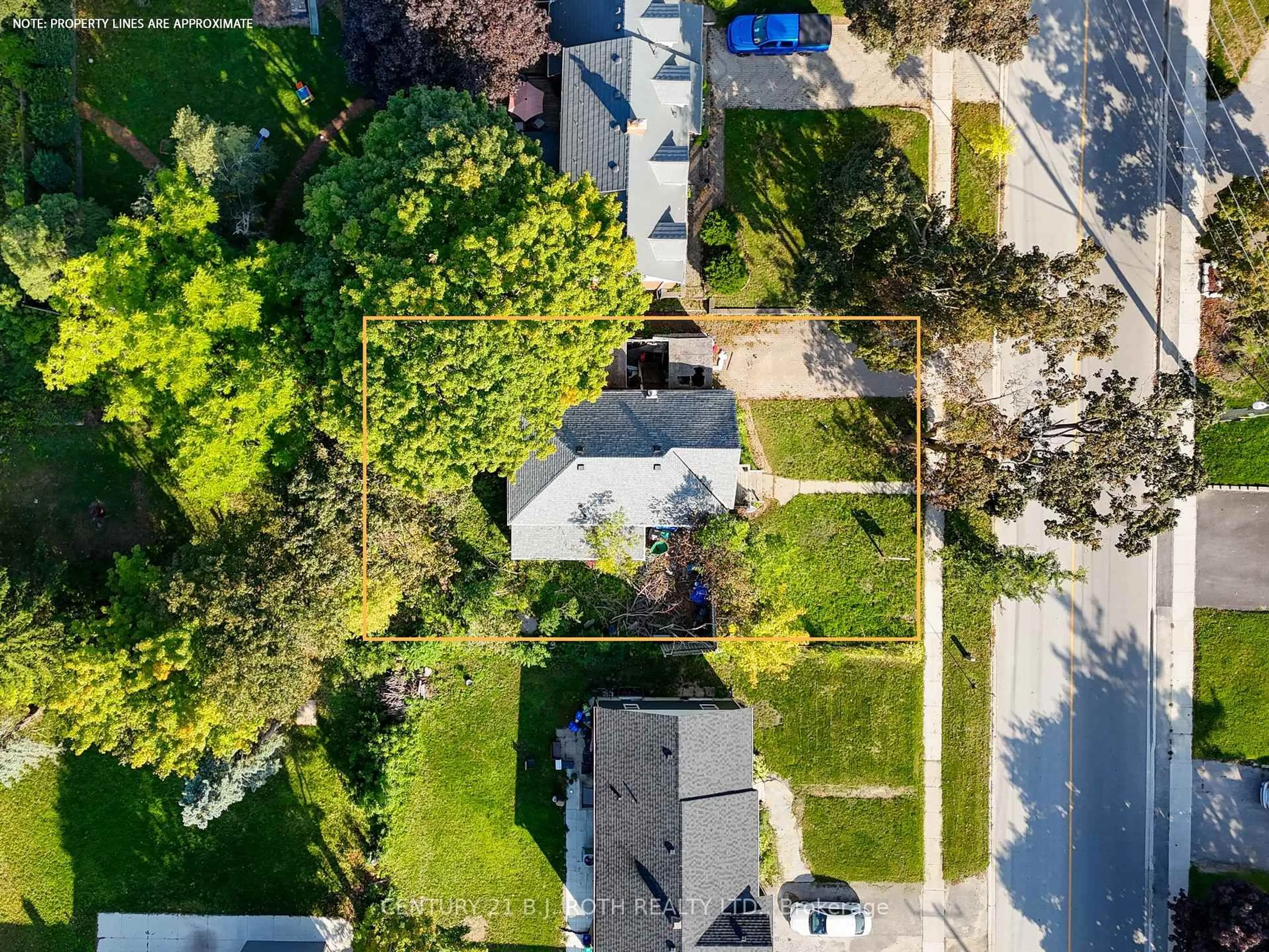 A pic from outside/outdoor area/front of a property/back of a property/a pic from drone, street for 162 Toronto St, Barrie Ontario L4N 1V5