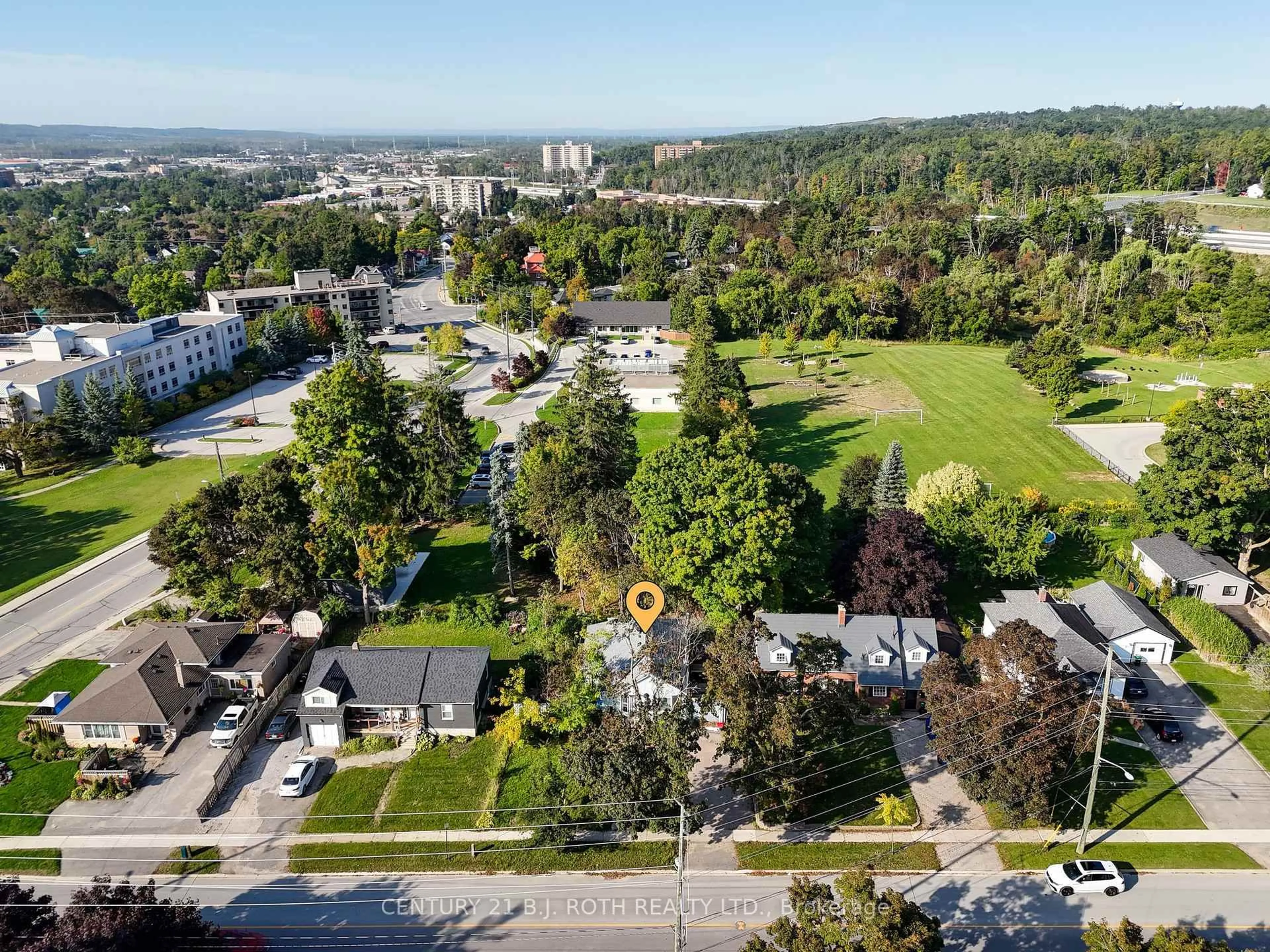 A pic from outside/outdoor area/front of a property/back of a property/a pic from drone, unknown for 162 Toronto St, Barrie Ontario L4N 1V5