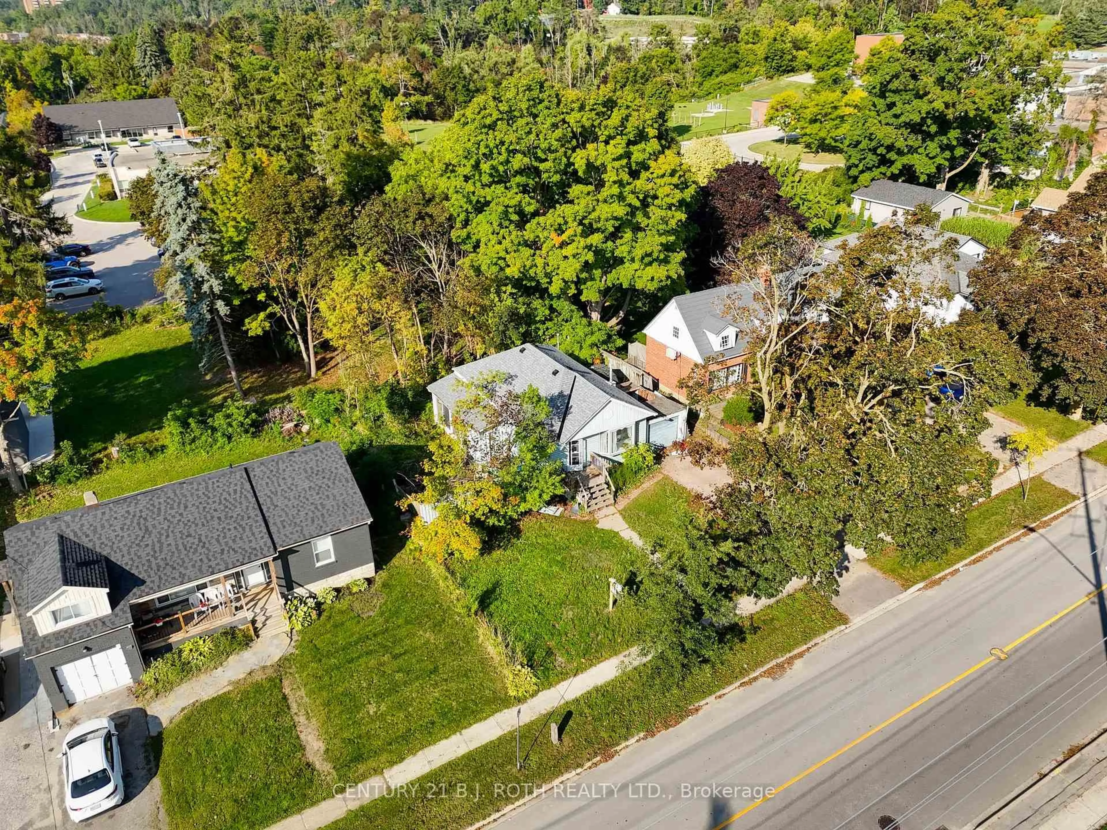 A pic from outside/outdoor area/front of a property/back of a property/a pic from drone, street for 162 Toronto St, Barrie Ontario L4N 1V5
