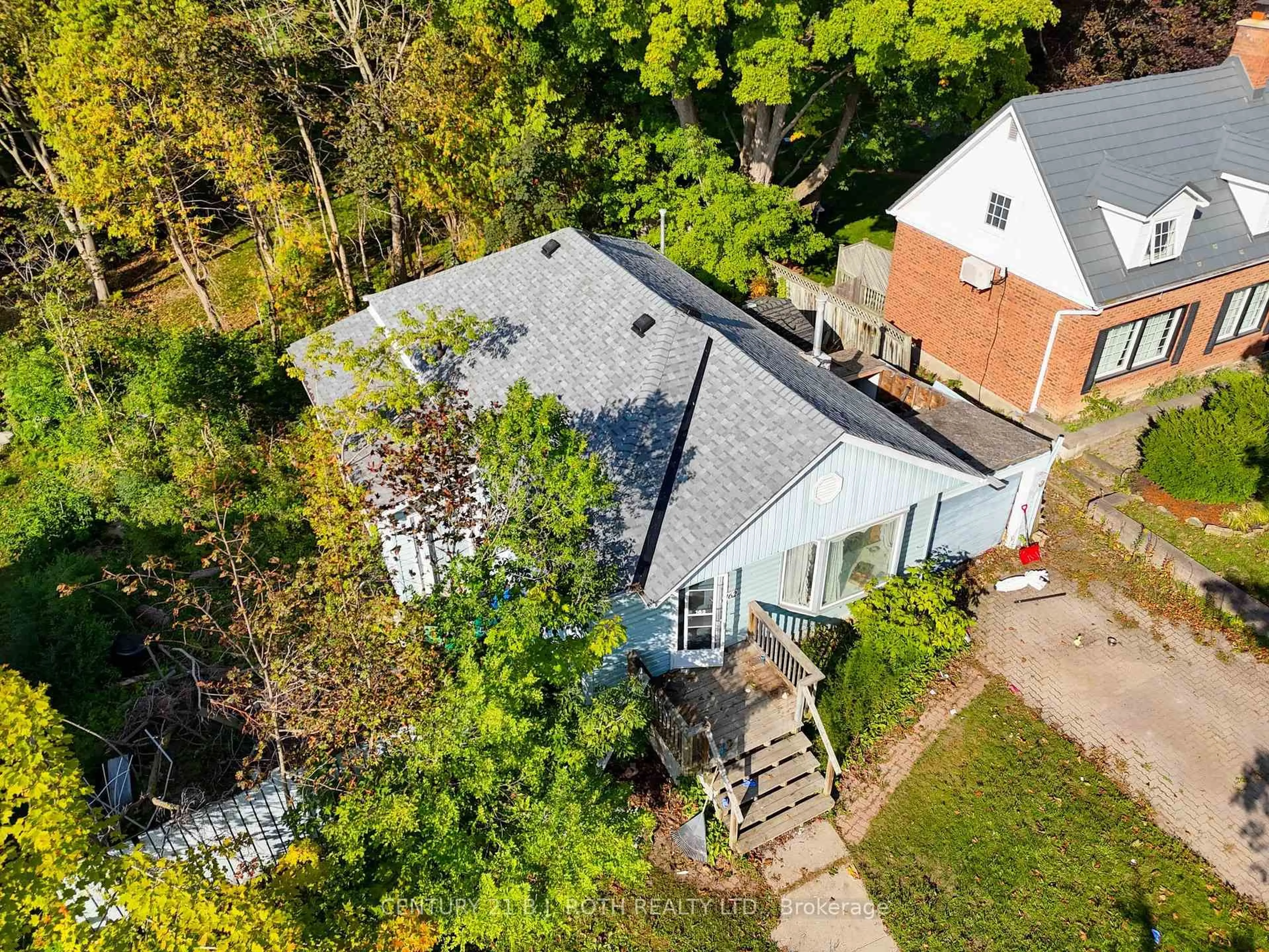 A pic from outside/outdoor area/front of a property/back of a property/a pic from drone, unknown for 162 Toronto St, Barrie Ontario L4N 1V5