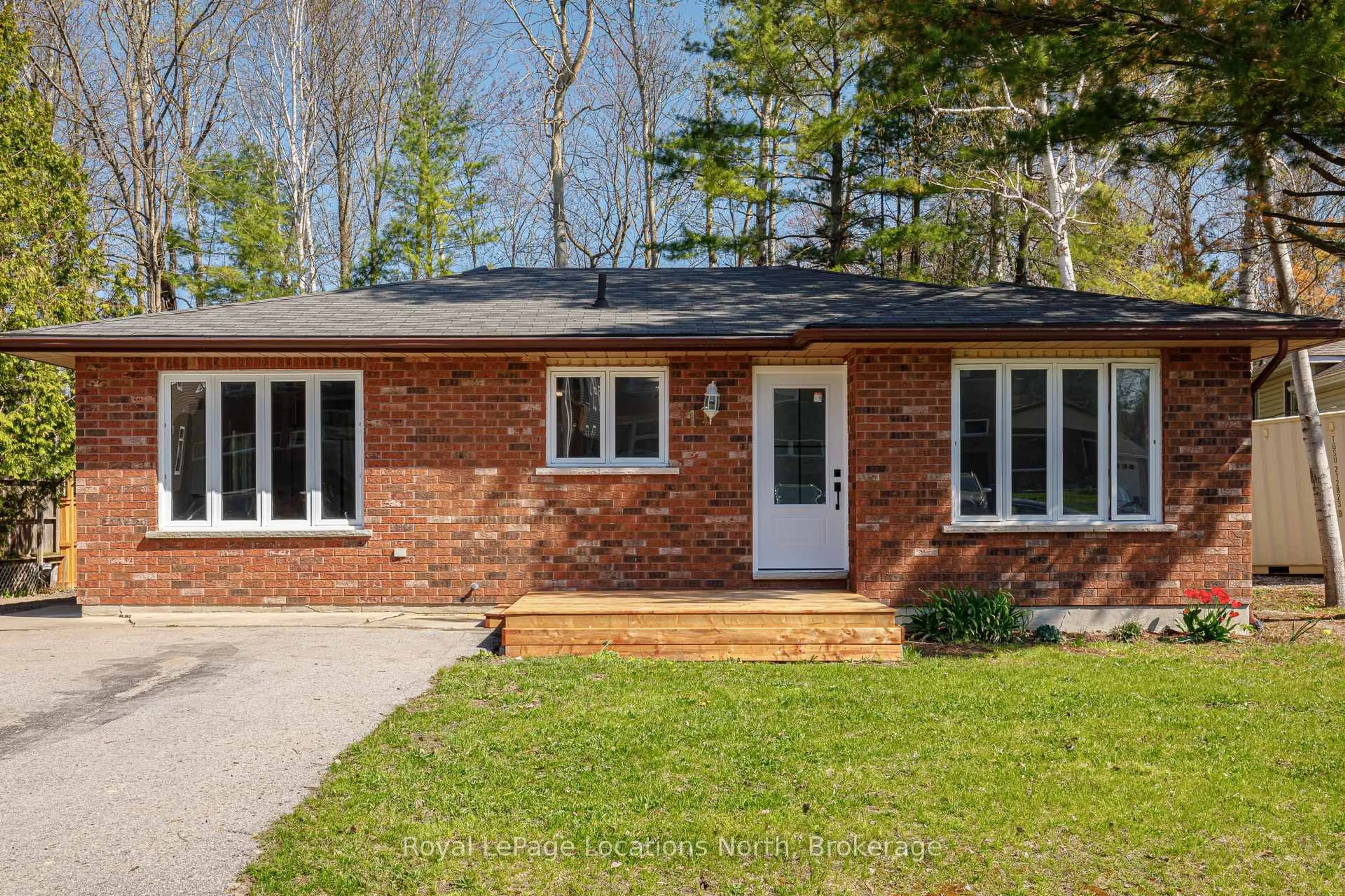 Home with brick exterior material, street for 11 Lisbon Crt, Wasaga Beach Ontario L9Z 1L2