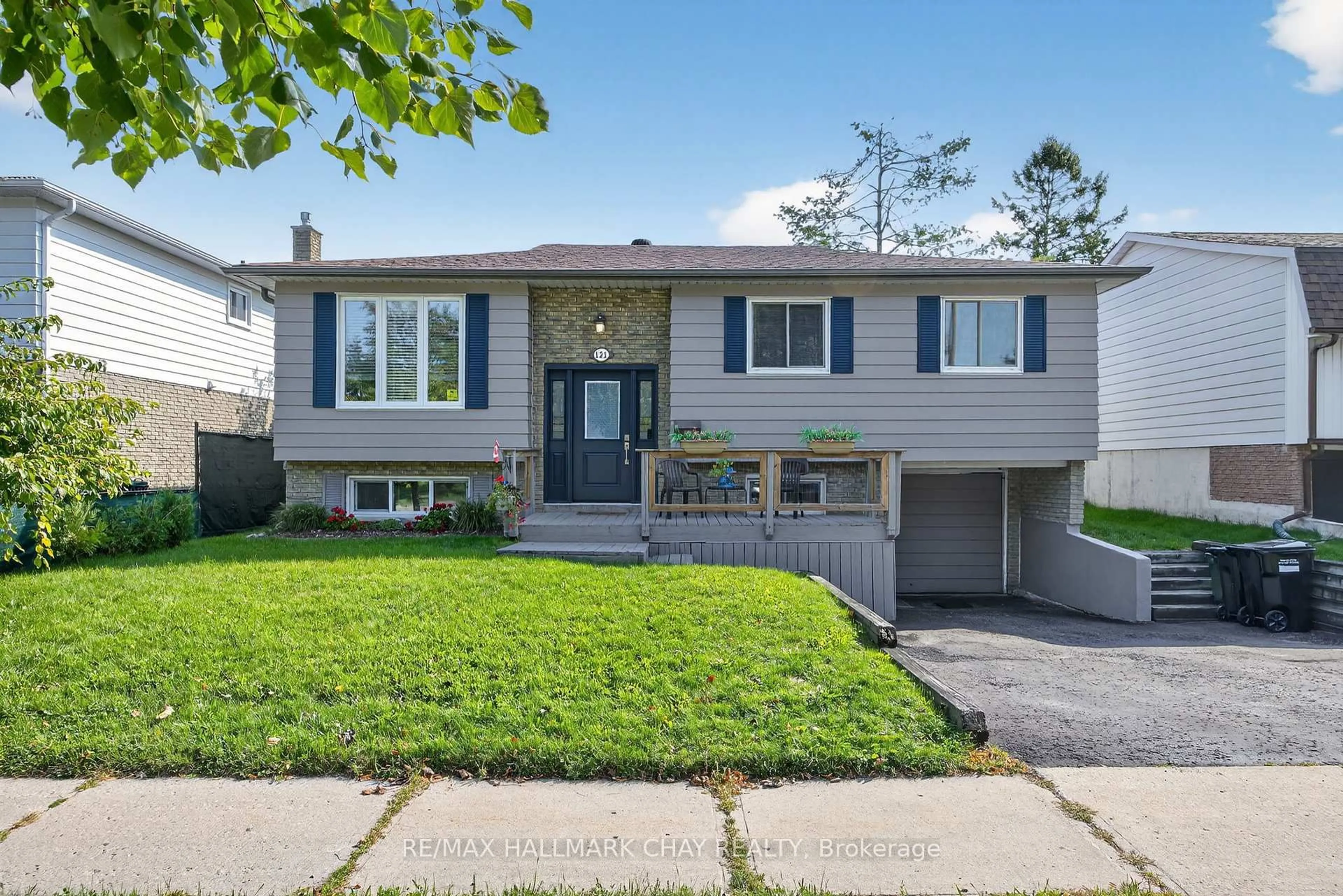 Home with vinyl exterior material, street for 121 Marshall St, Barrie Ontario L4N 4K7