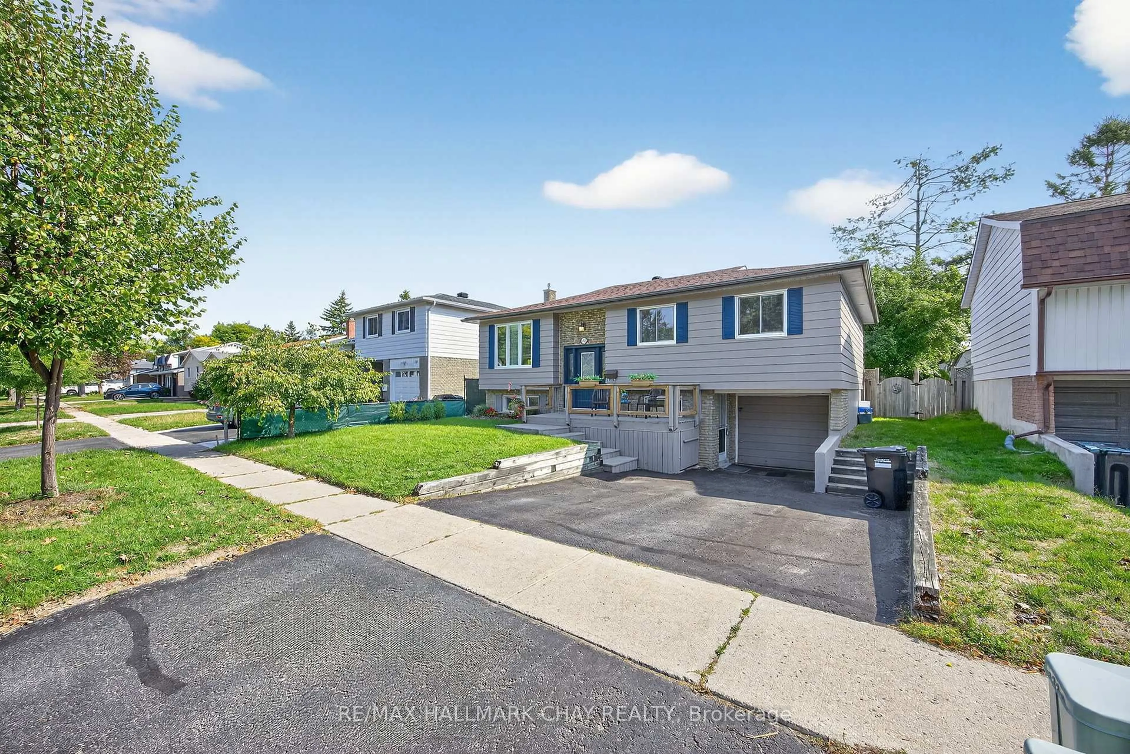 A pic from outside/outdoor area/front of a property/back of a property/a pic from drone, street for 121 Marshall St, Barrie Ontario L4N 4K7