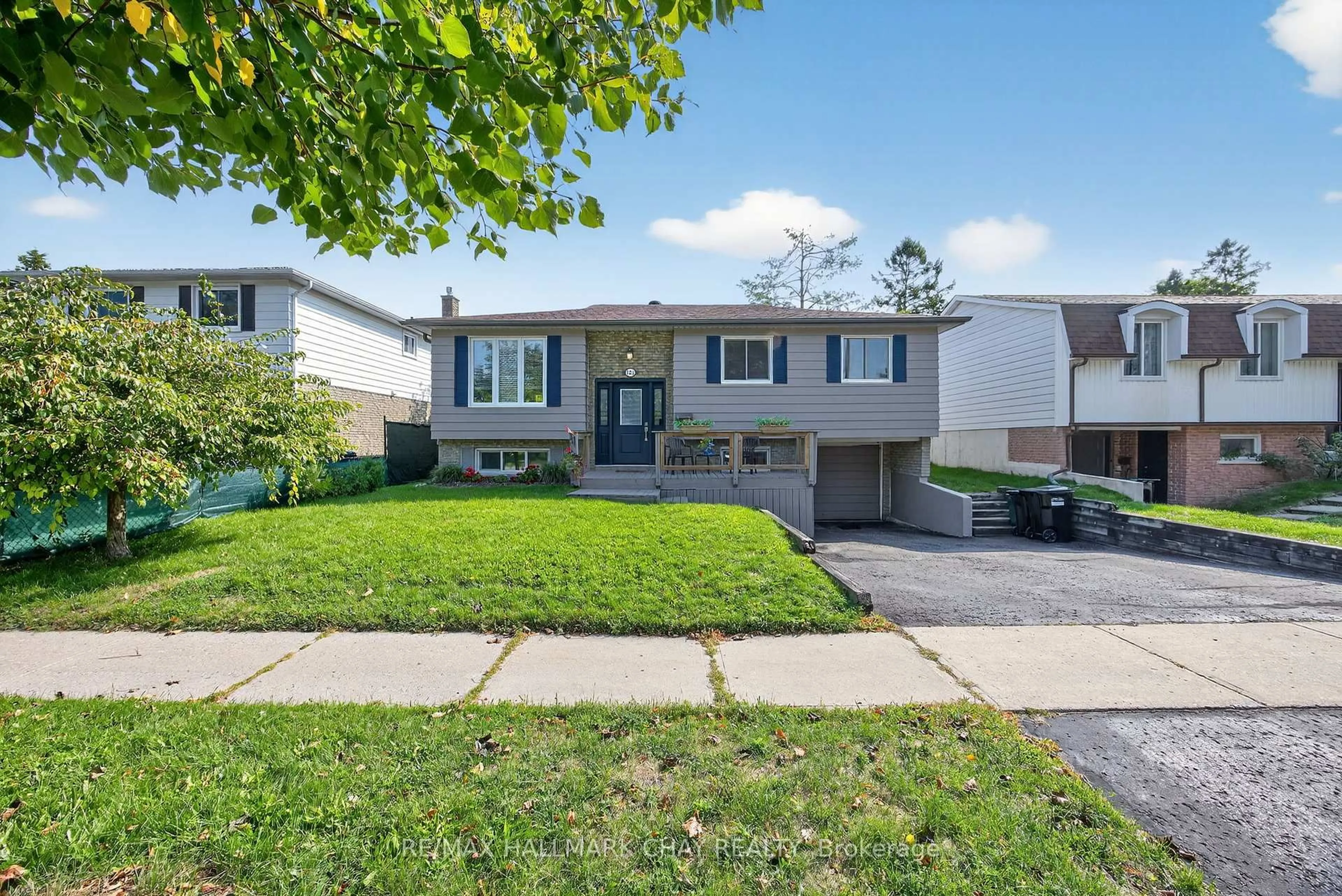 Home with vinyl exterior material, street for 121 Marshall St, Barrie Ontario L4N 4K7