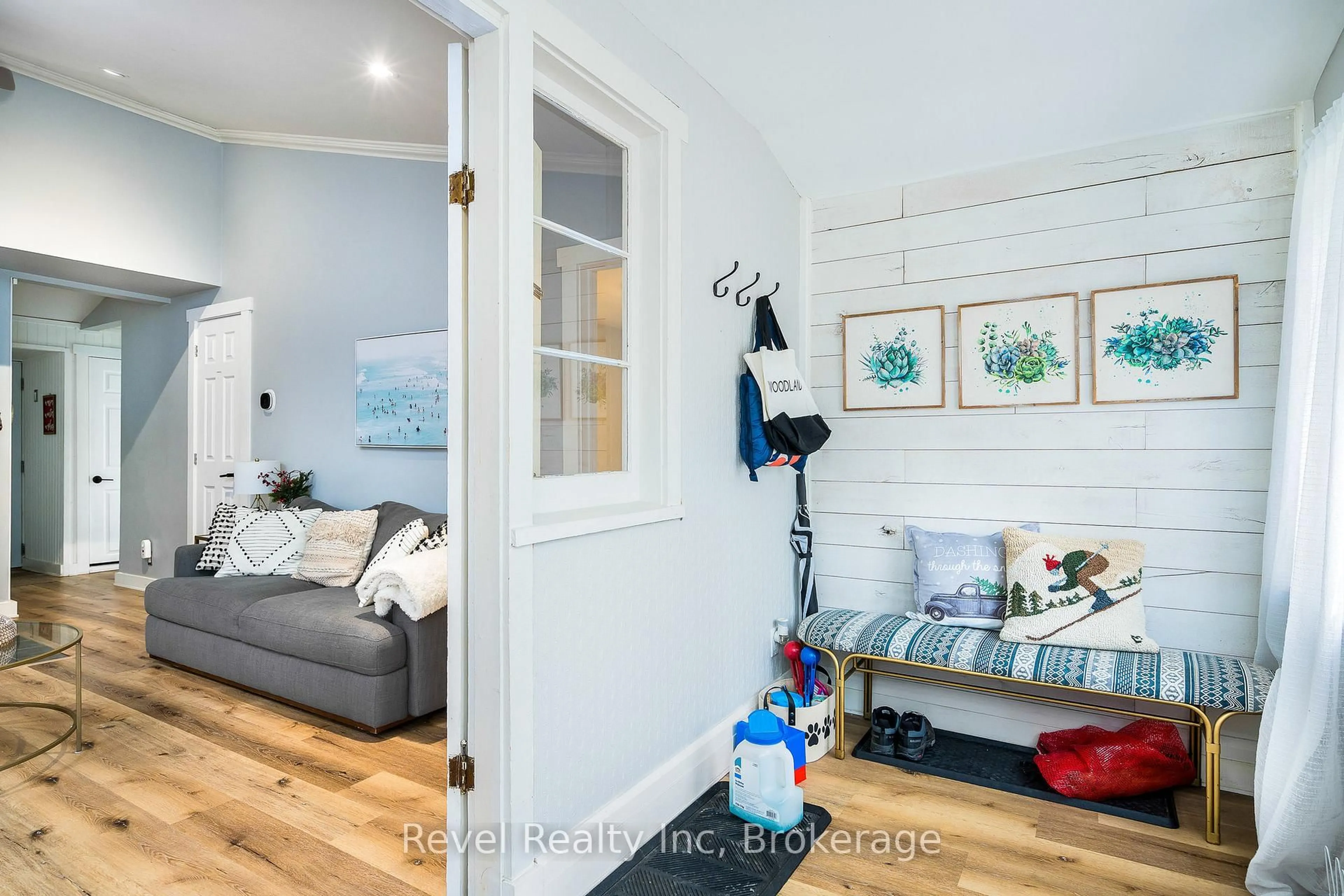 Indoor entryway for 1071 LAWSON Rd, Tiny Ontario L0L 1P0