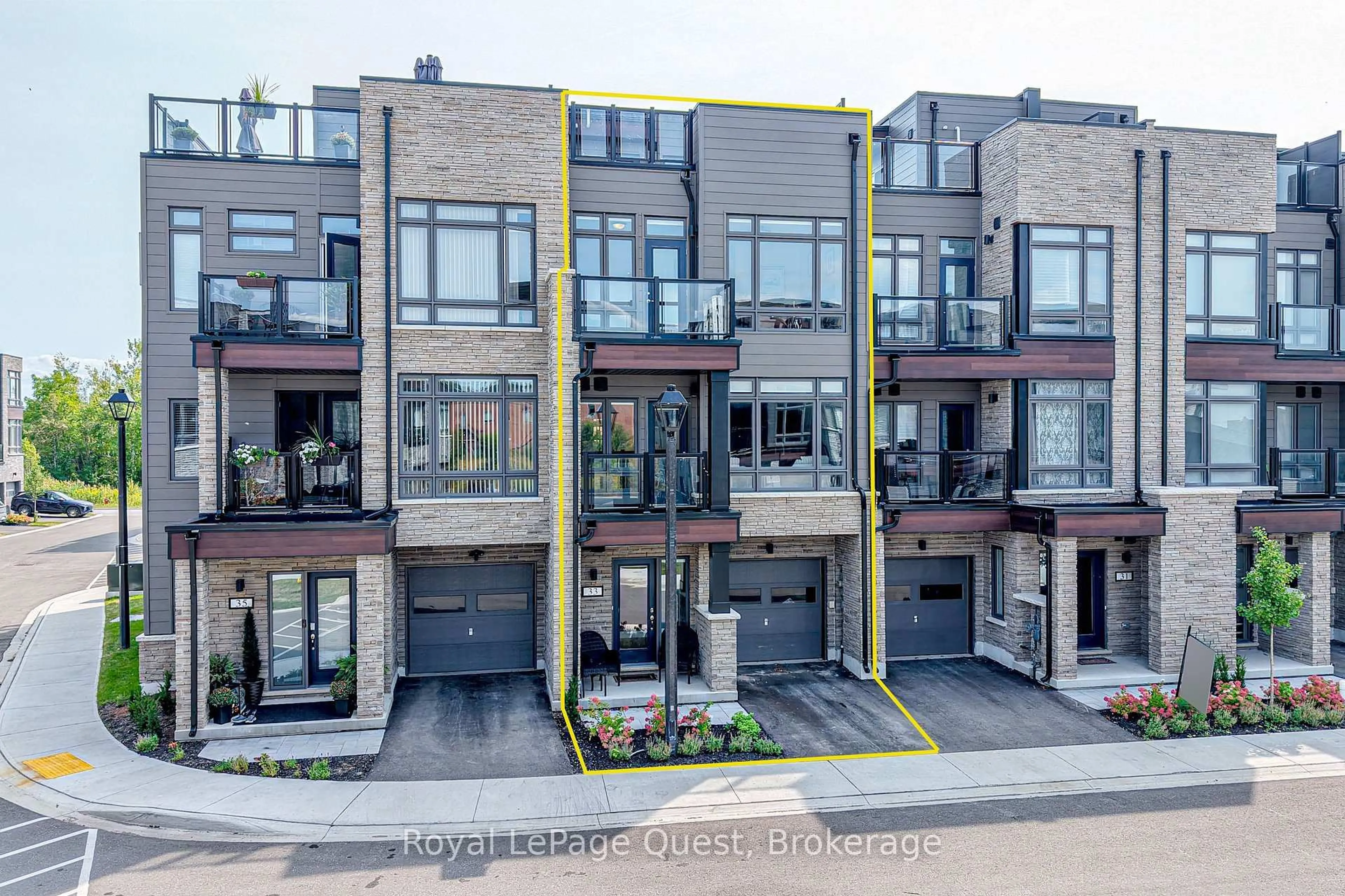 A pic from outside/outdoor area/front of a property/back of a property/a pic from drone, street for 33 Wyn Wood Lane, Orillia Ontario L3V 8P7