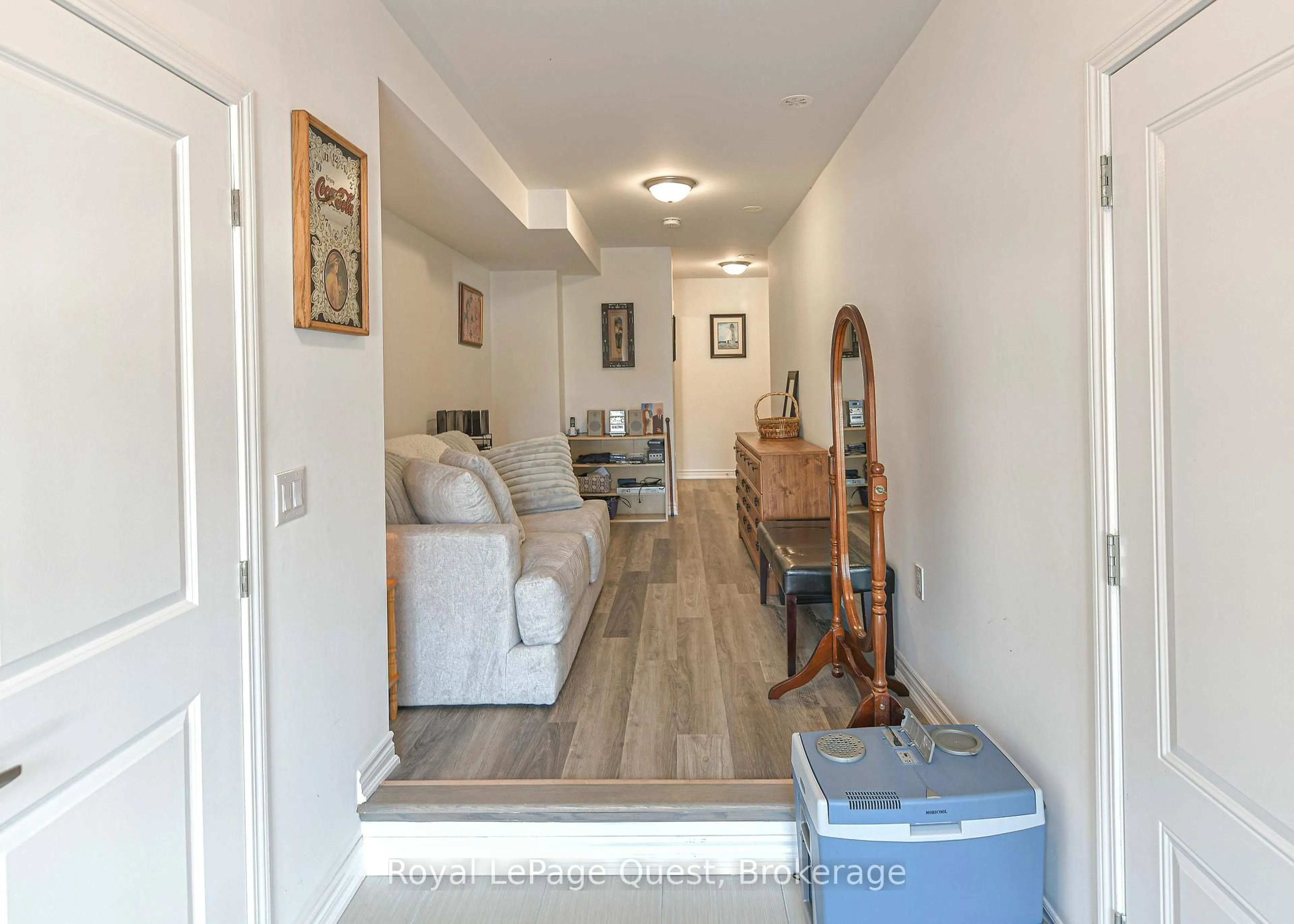 Indoor entryway for 33 Wyn Wood Lane, Orillia Ontario L3V 8P7
