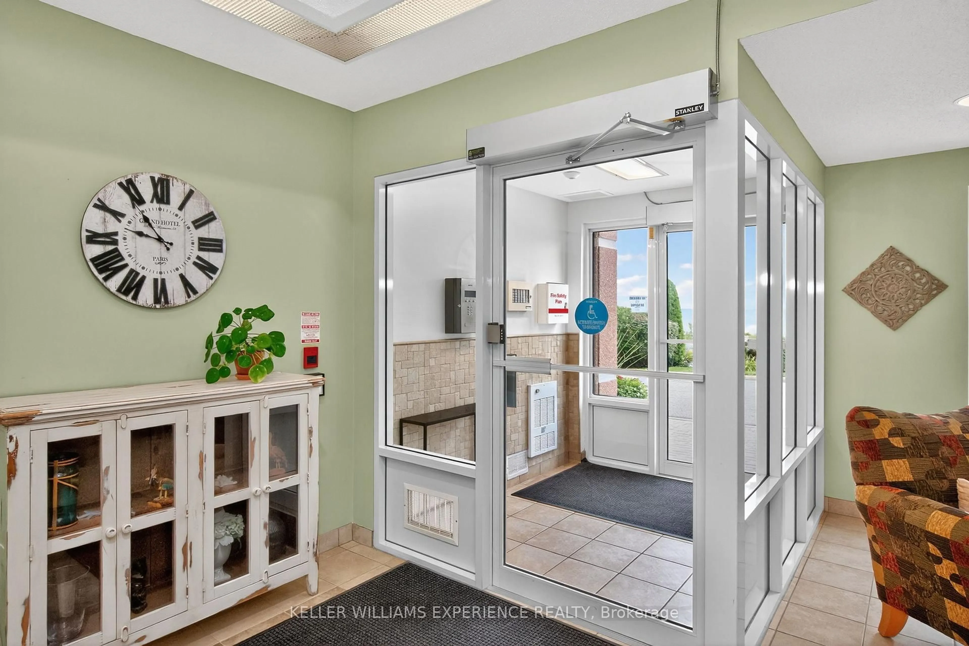 Indoor entryway for 280 Aberdeen Blvd #111, Midland Ontario L4R 5N4