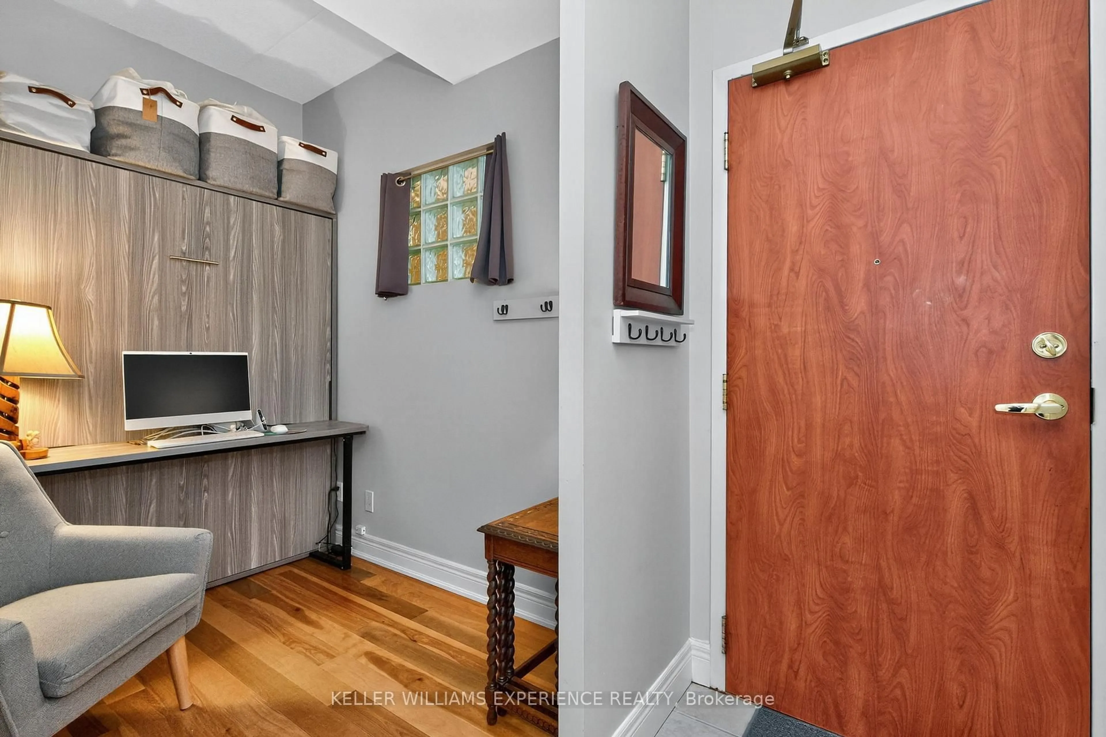 Indoor entryway for 280 Aberdeen Blvd #111, Midland Ontario L4R 5N4