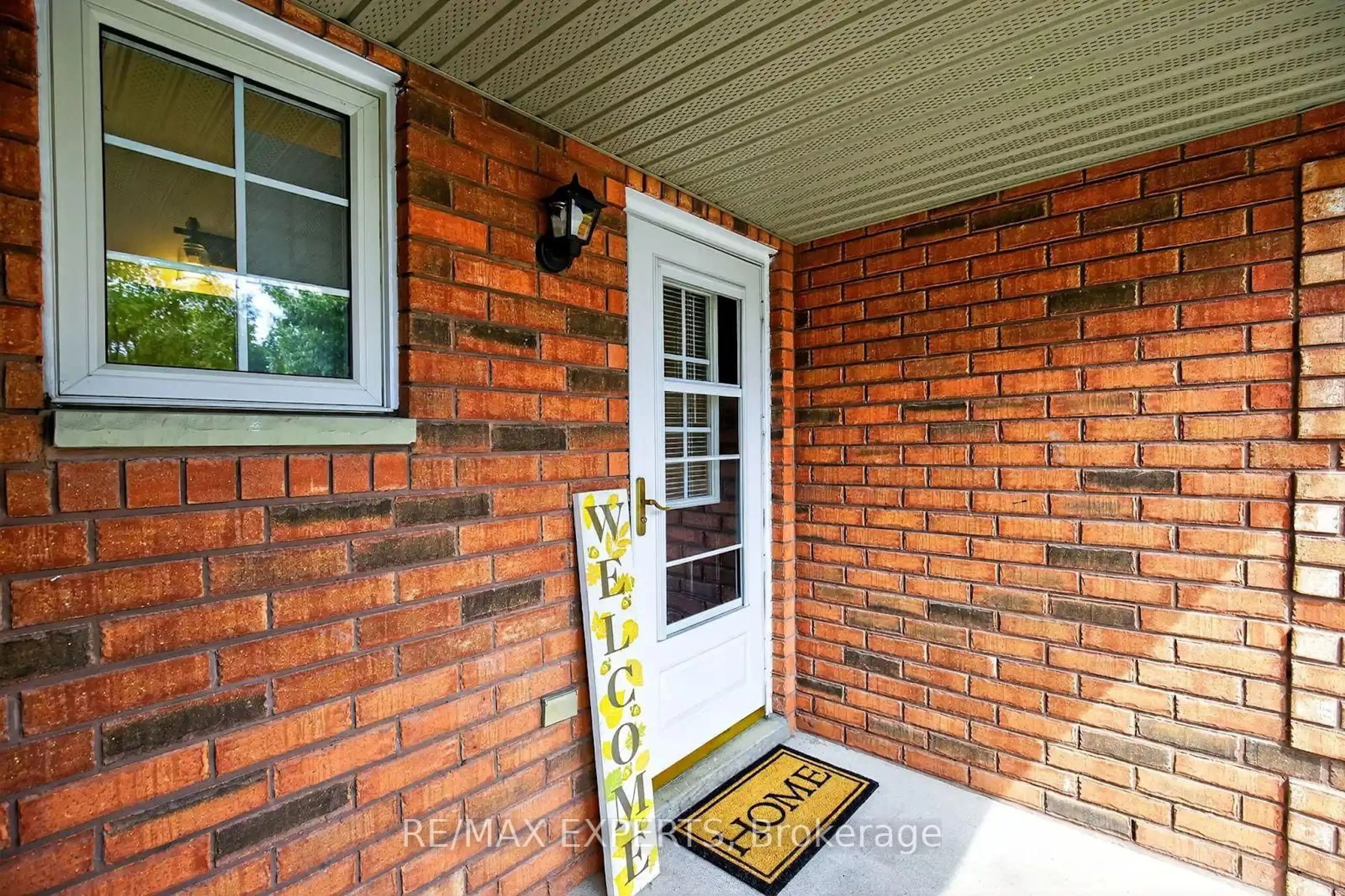 Indoor entryway for 32 Huitema Crt, Barrie Ontario L4N 9P9