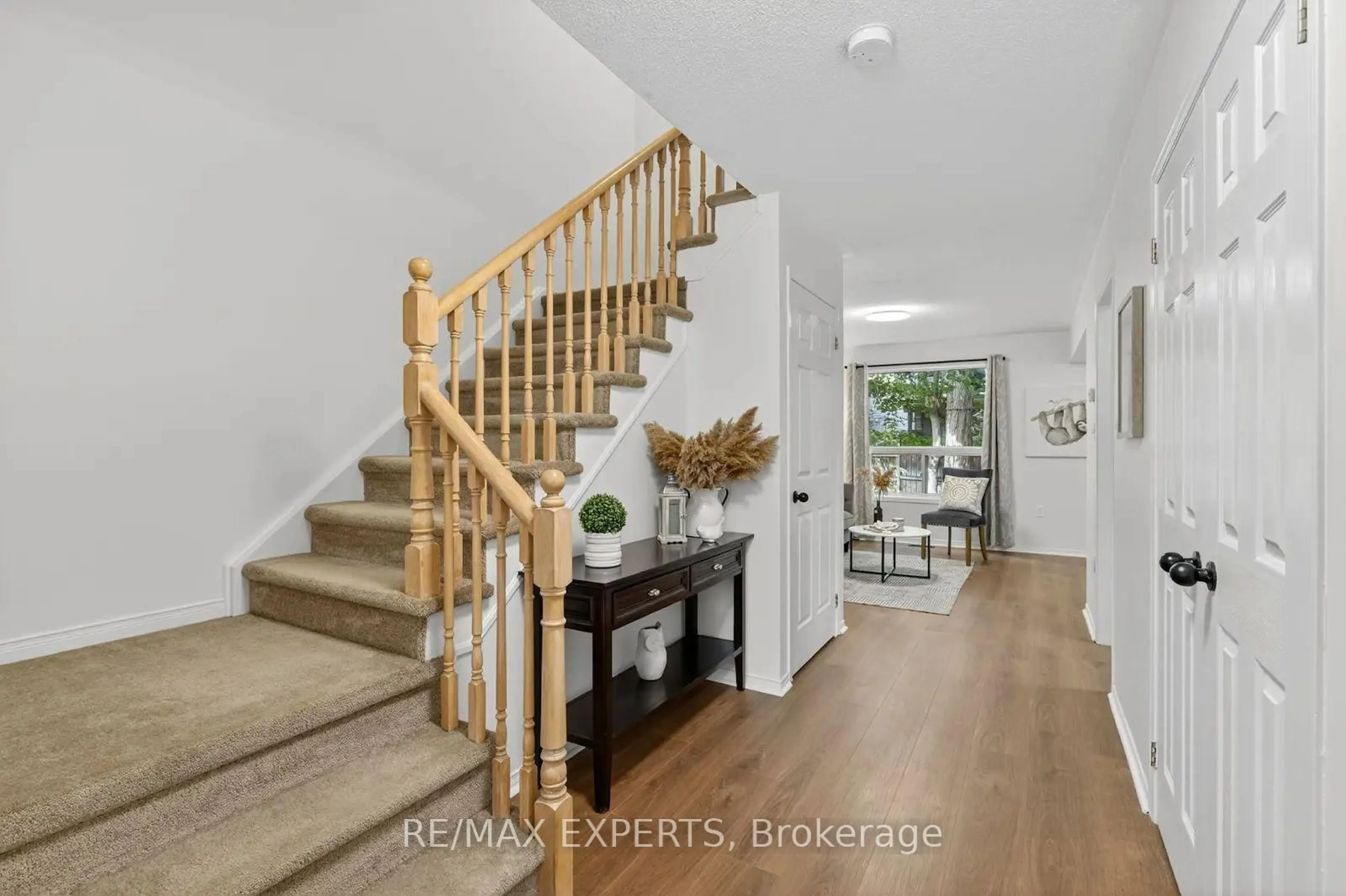 Indoor entryway for 32 Huitema Crt, Barrie Ontario L4N 9P9