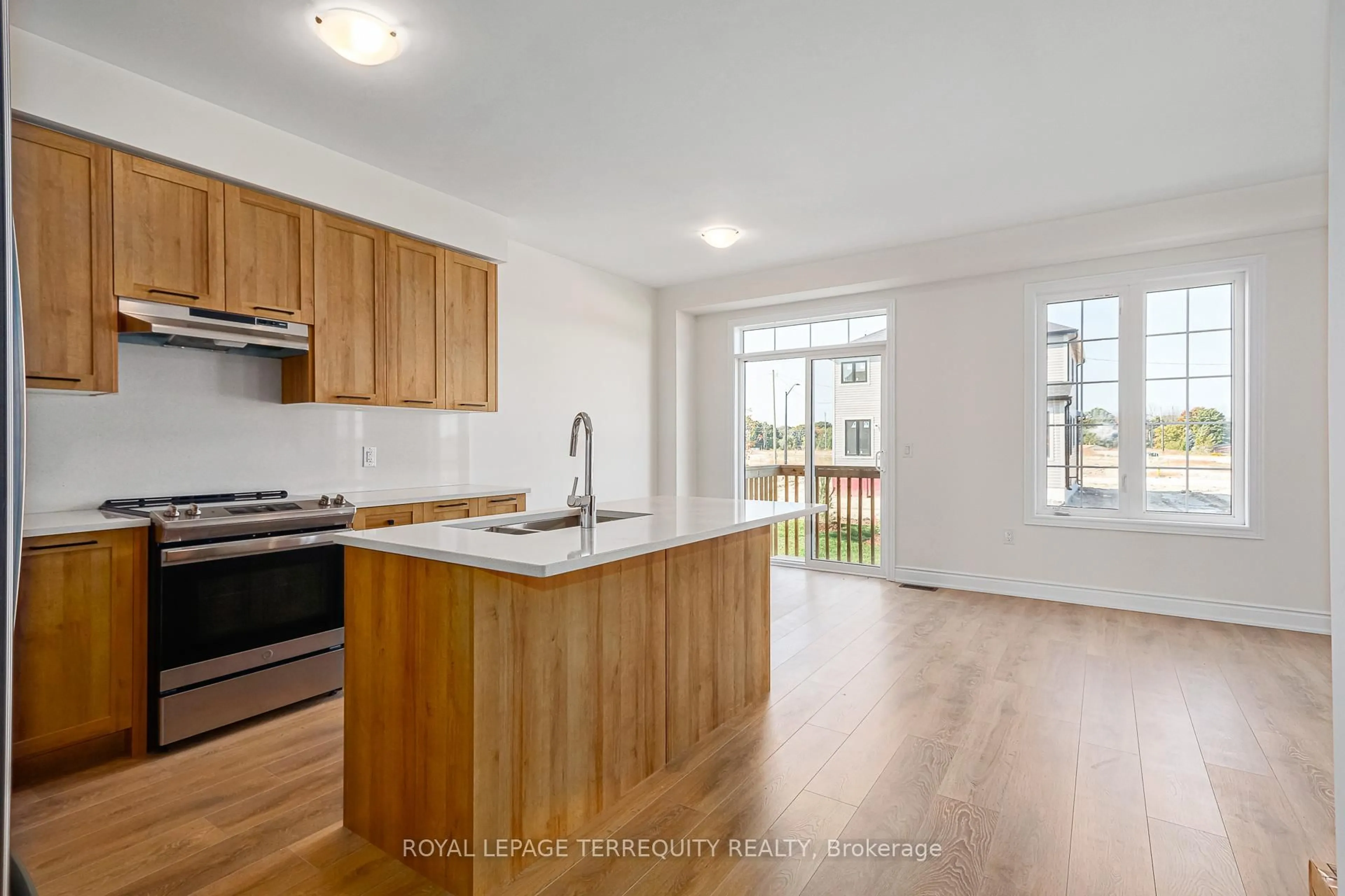 Open concept kitchen, wood/laminate floor for 21 Mission St, Wasaga Beach Ontario L0M 1S0