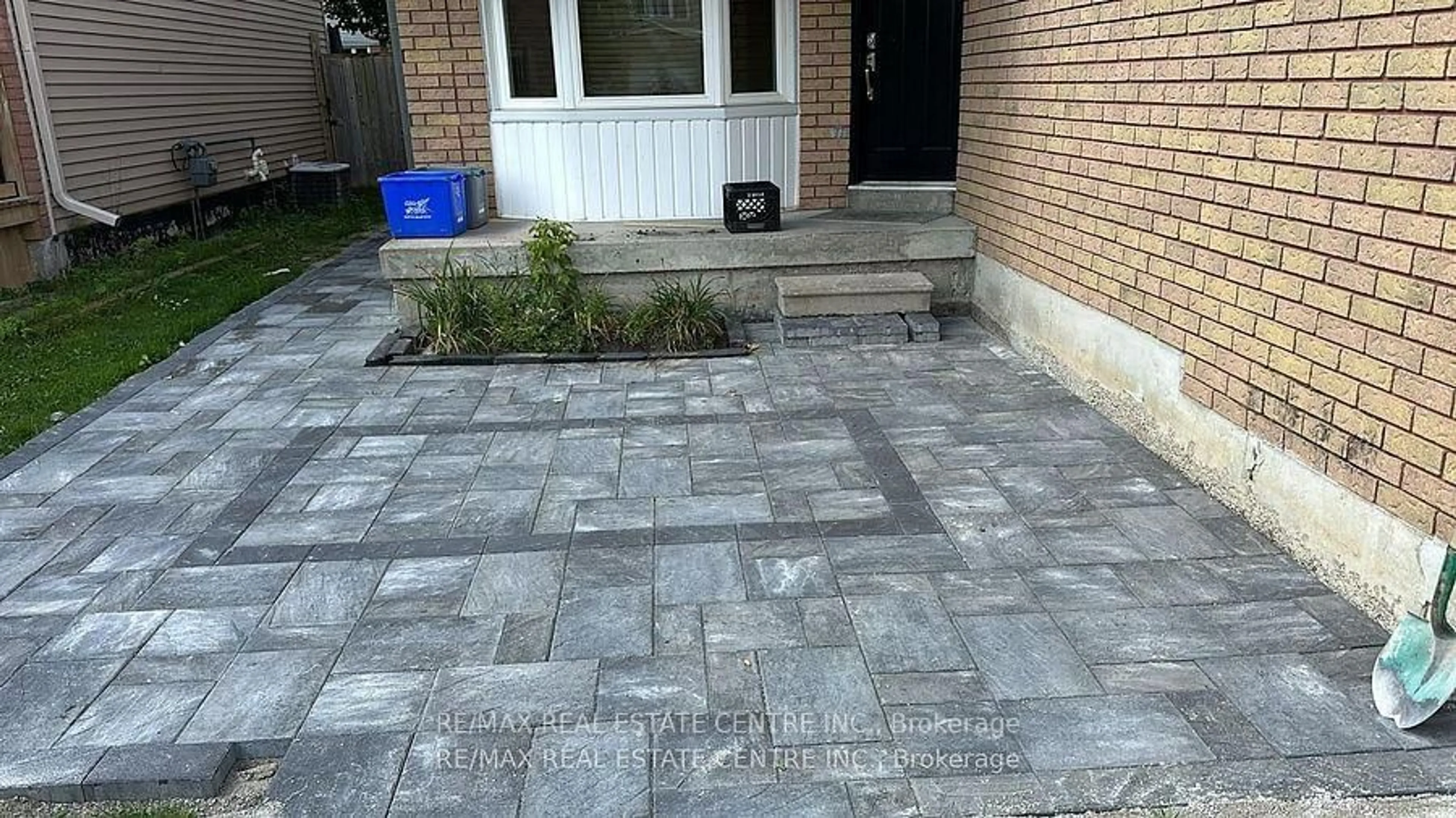 Patio, street for 14 Lindsay Crt, Barrie Ontario L4M 6G5