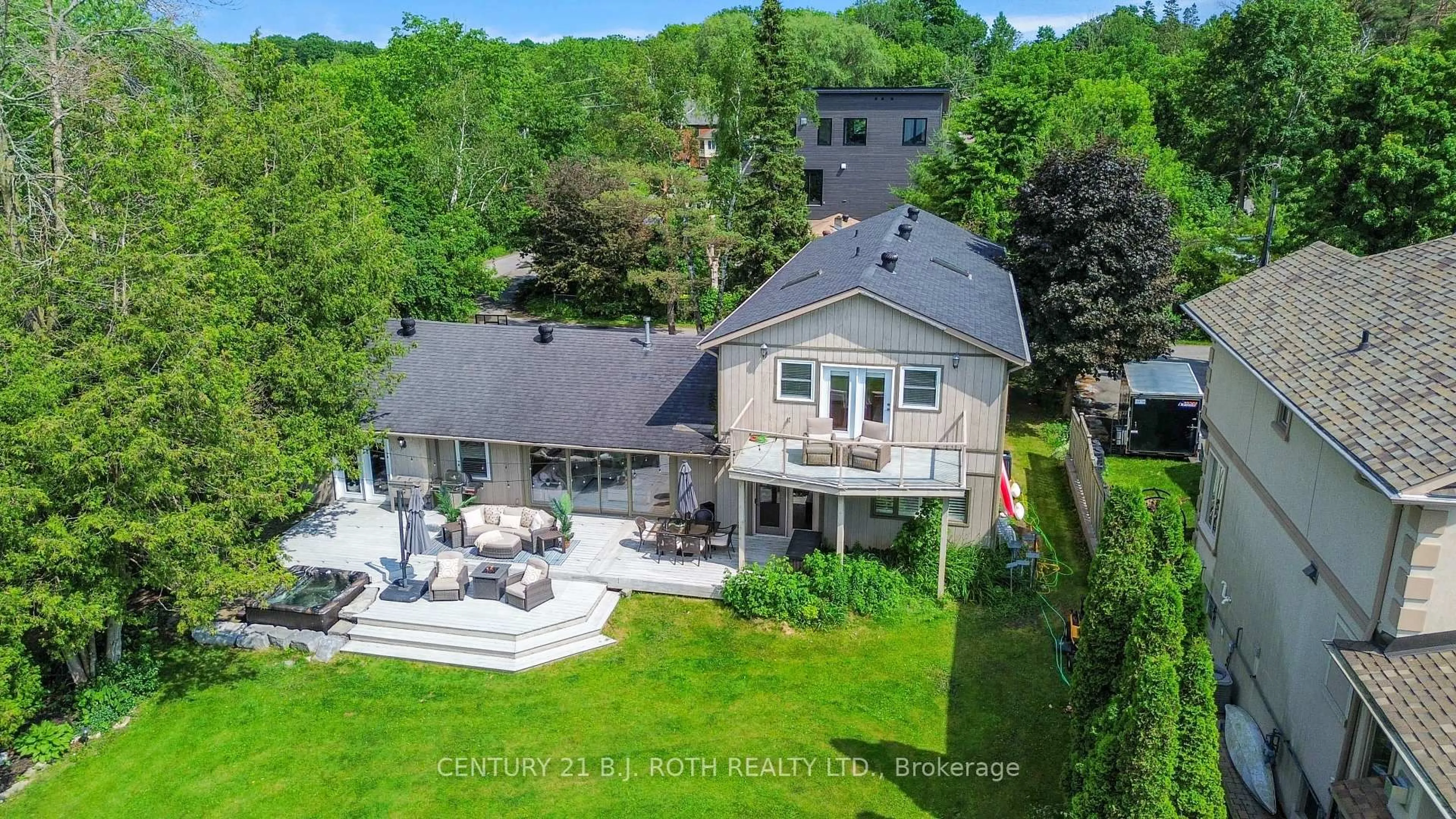 A pic from outside/outdoor area/front of a property/back of a property/a pic from drone, water/lake/river/ocean view for 58 White Oaks Rd, Barrie Ontario L4N 4B9