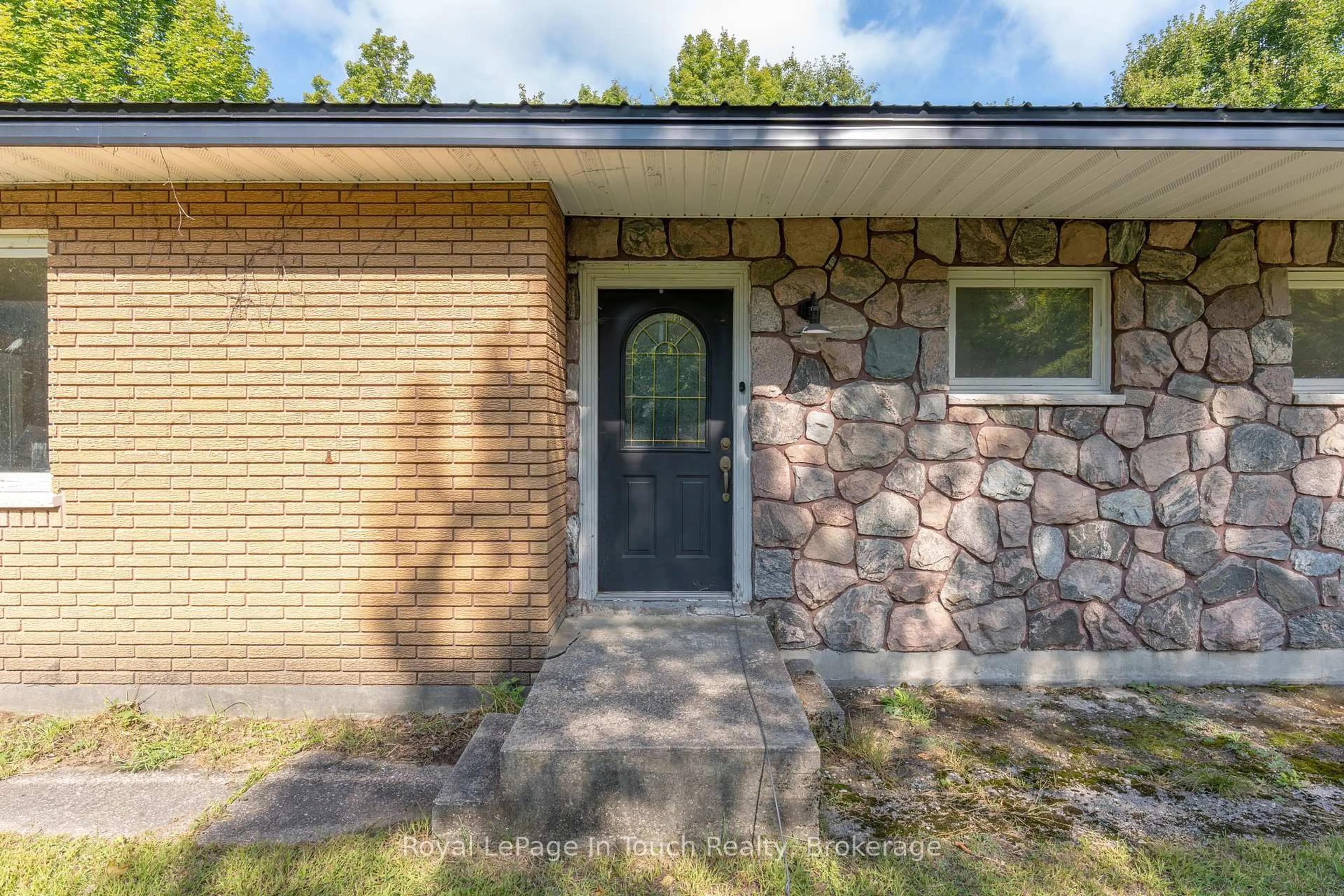 Home with brick exterior material, building for 440 Concession Rd 16 Concession, Tiny Ontario L9M 0P1